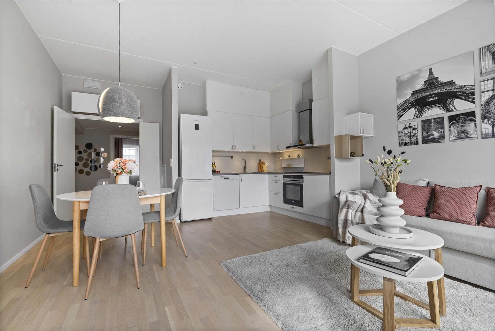 En gjennomgående og moderne 4-roms leilighet med høy standard, god takhøyde, romslige rom og luftig planløsning. Galleribilde