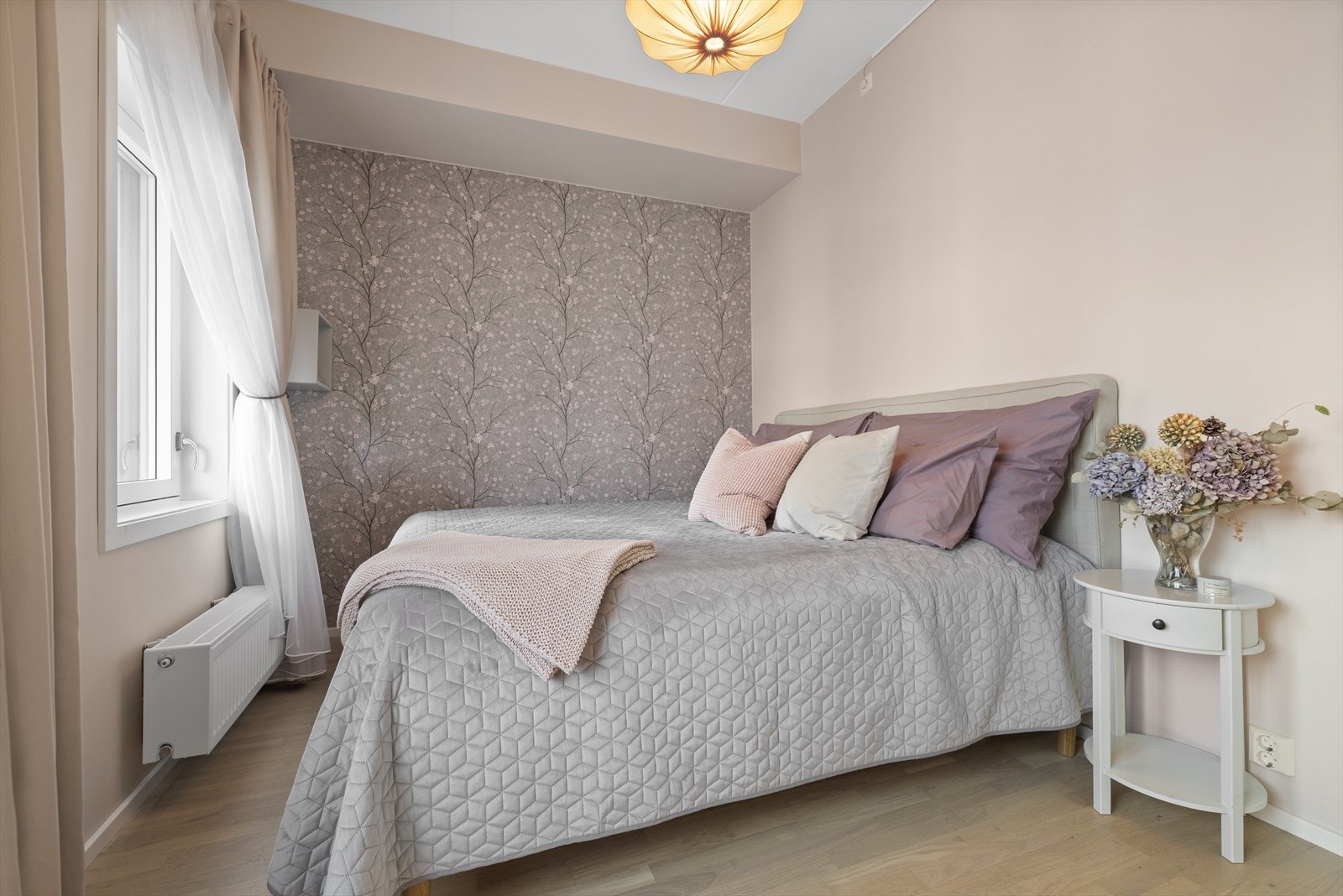 Store vinduer sørger for gode lysforhold og gjør det enkelt å lufte ut. Galleribilde