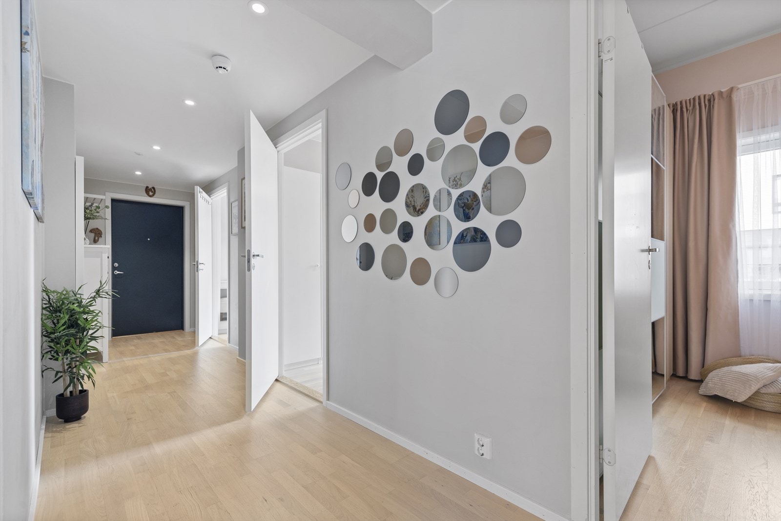 Innbydende entré av god størrelse gir deg et moderne førsteinntrykk av boligen. Galleribilde