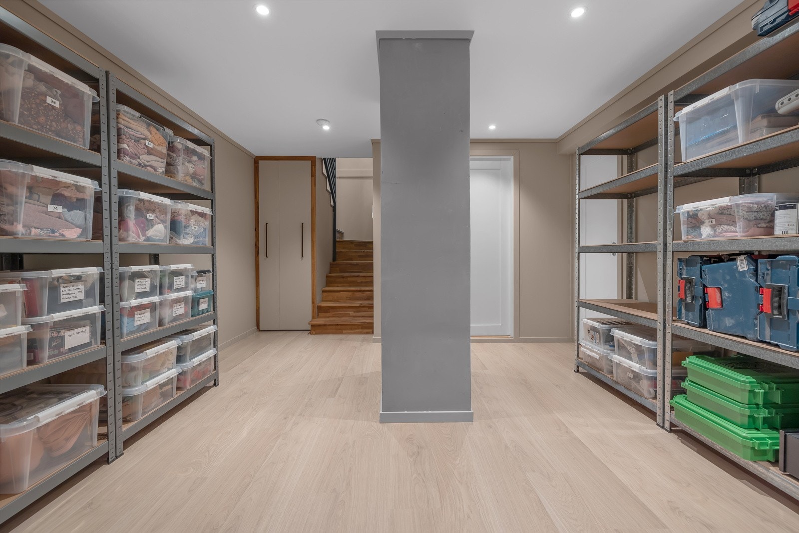 I boligens u.etasje har eier gjort store oppgraderinger. Her finner du flere flotte rom og rikelig med lagringsplass. Det er lagt varmekabler i hele u. etasjen Galleribilde