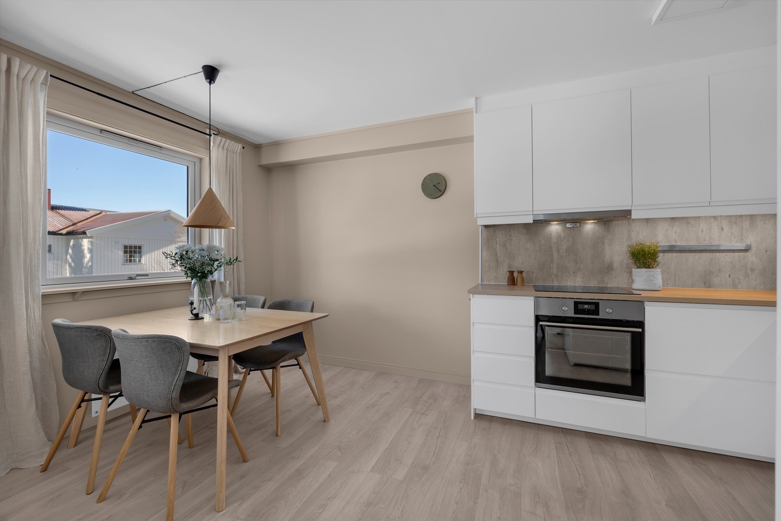 Kjøkkenet er på ca. 13m2 som gir plass til spisestue Galleribilde