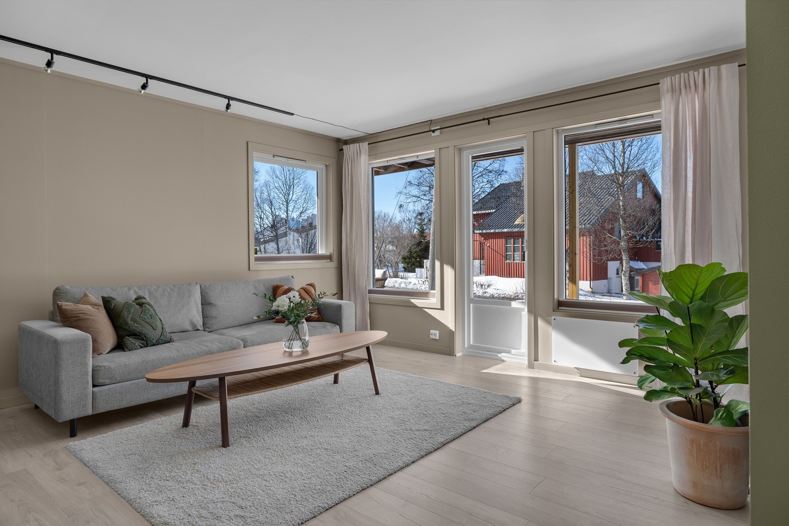 Fra stua er det utgang til romslig og lun veranda Galleribilde