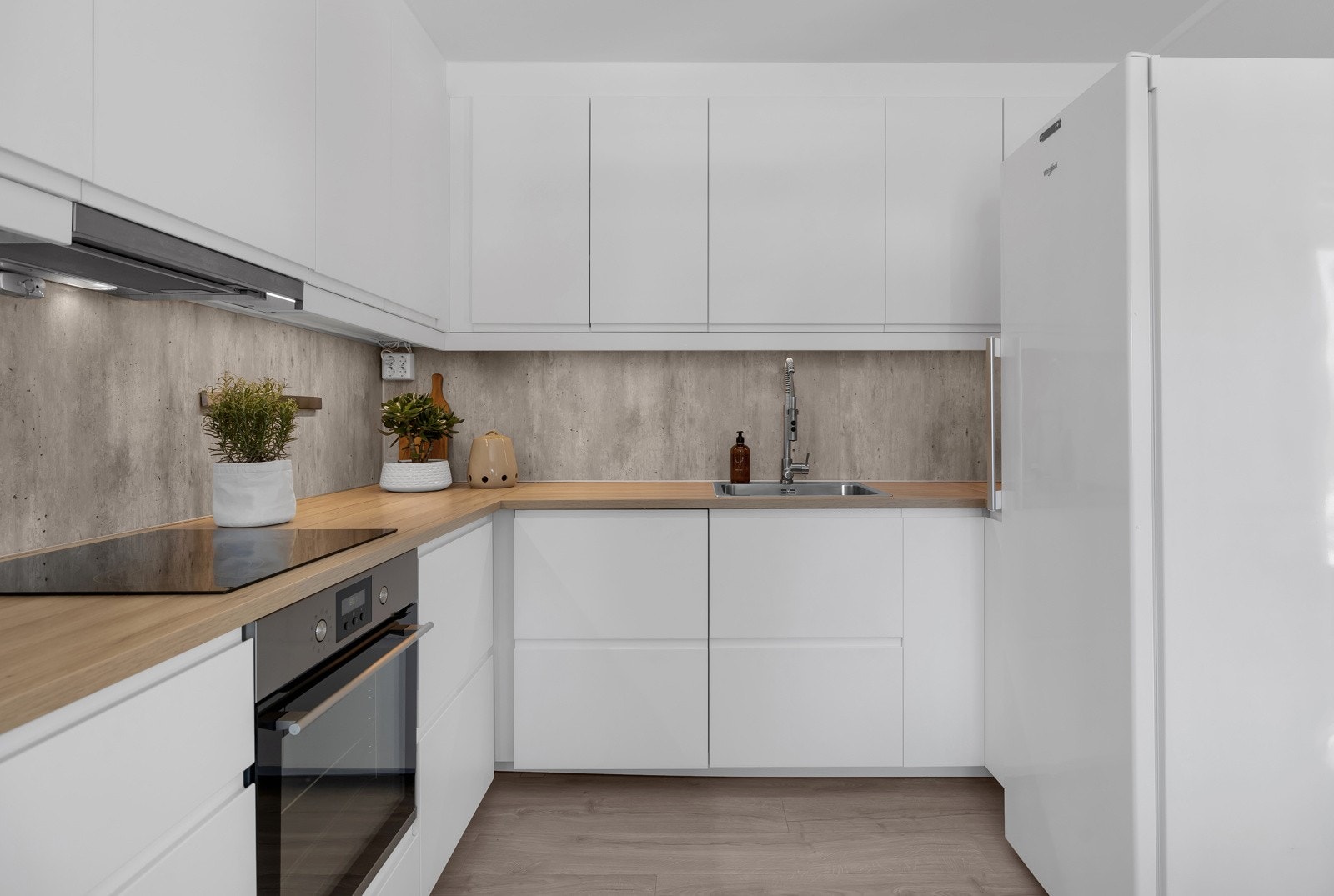 Stekeovn, koketopp og oppvaskmaskin er integrert Galleribilde