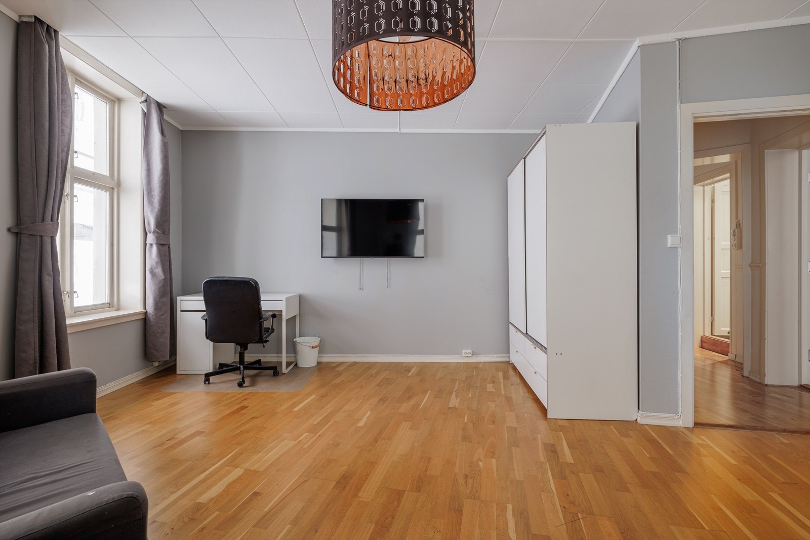 - Leiligheten har en generøs takhøyde på opptil 3,06 meter. Selger har sjekket og himling i soverom/stue er senket med ca. 47 cm. Det er mulighet for å reversere og hente frem originial rosett og stukkatur - Galleribilde