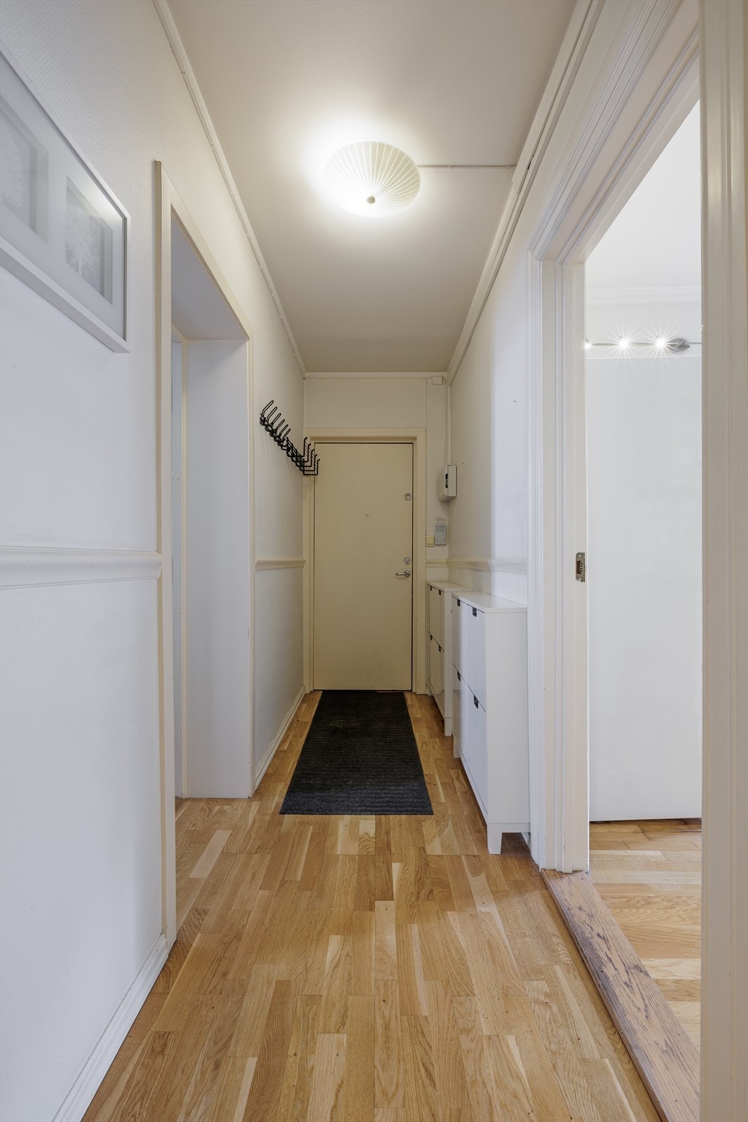 - Lys og romslig entré med god plass til sko og yttertøy - Galleribilde