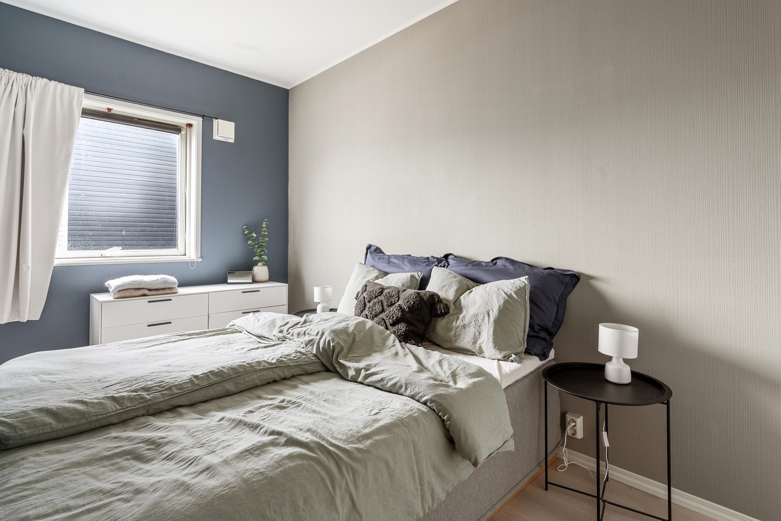 Hovedsoverom er av god størrelse og har plass til stor seng og nattbord Galleribilde