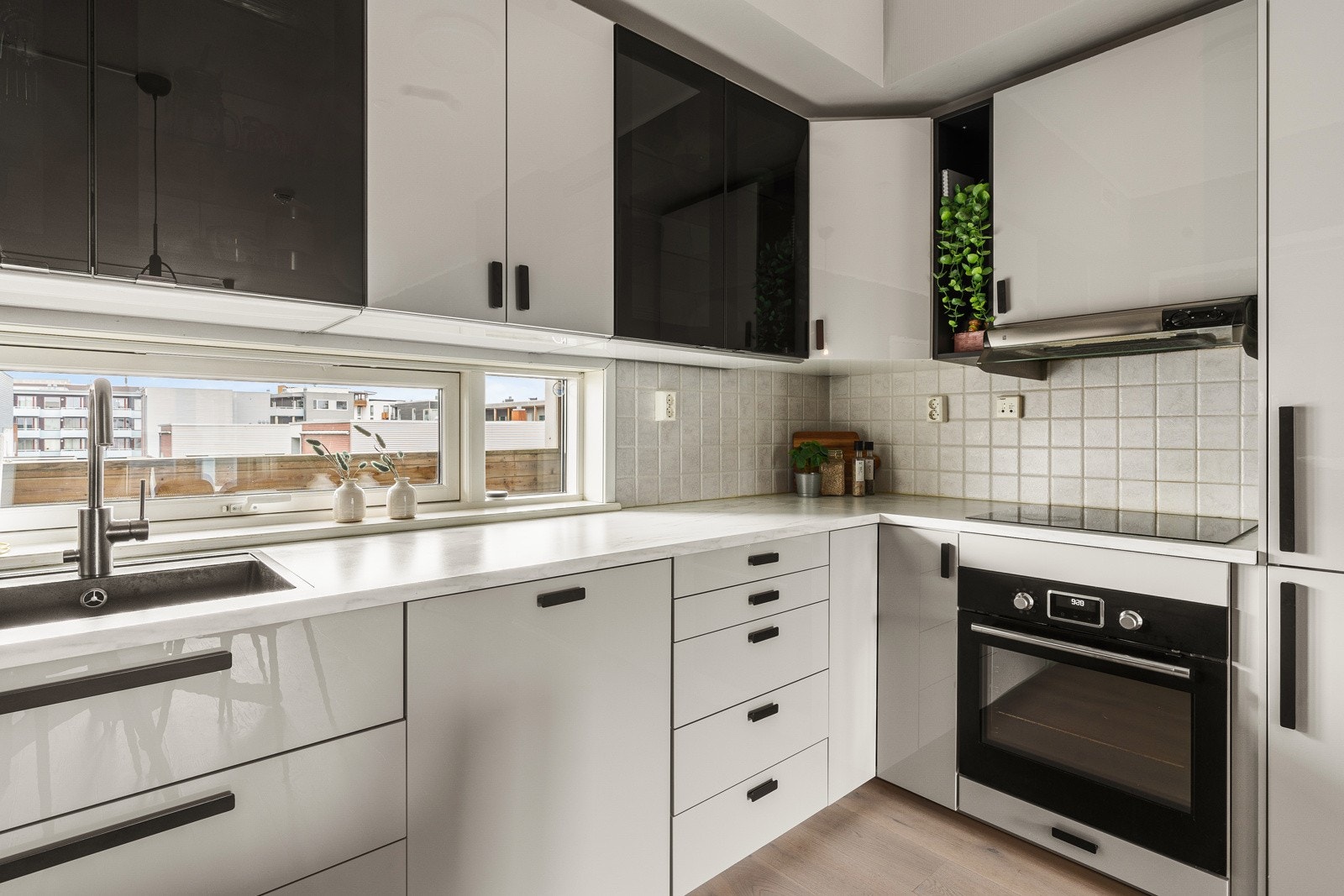 Kjøkkeninnredning (nytt 2019) med integrerte hvitevarer og godt med skapplass Galleribilde