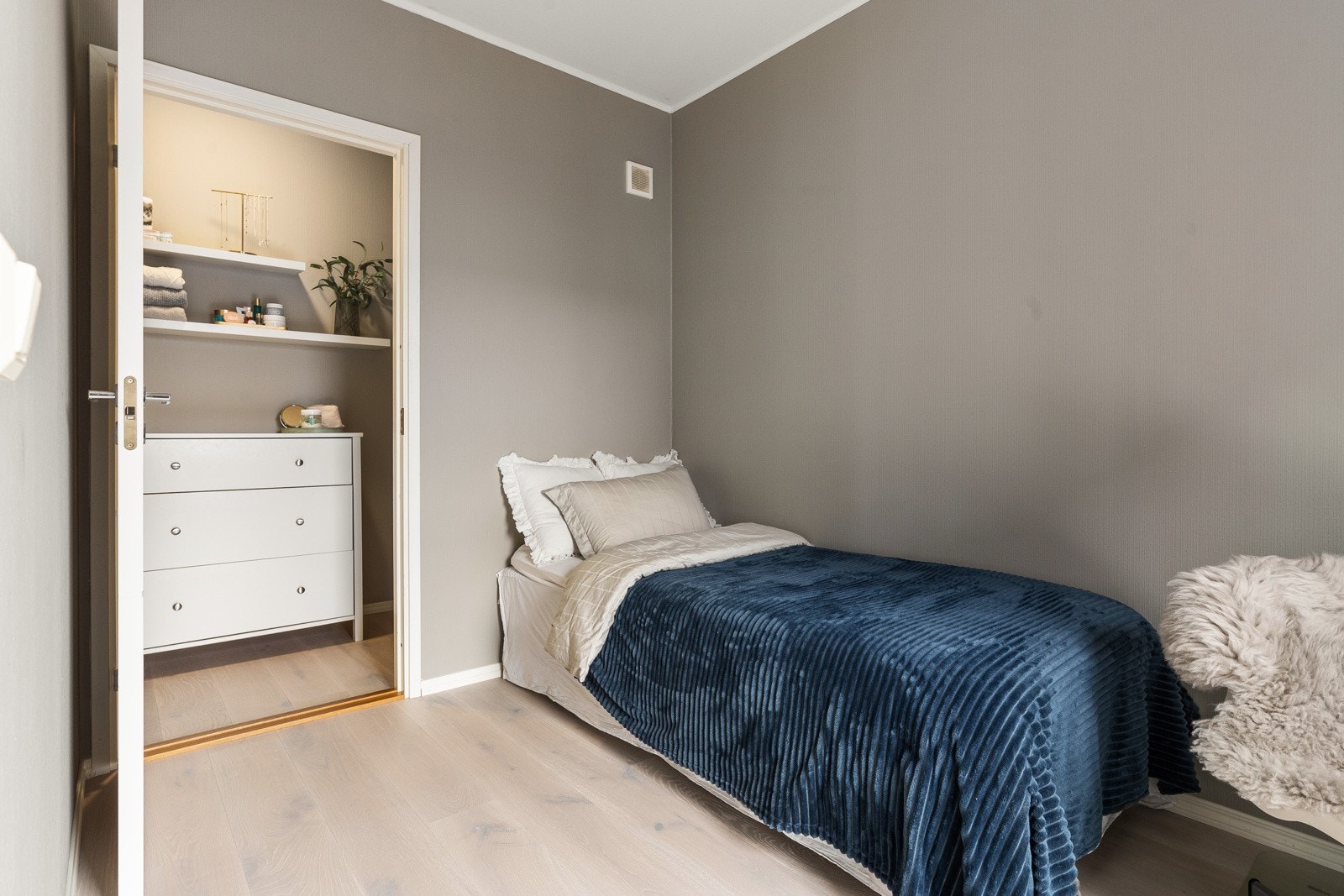 Boligen har to fine soverom med 1-stavs parkettgulv og malte veggoverflater Galleribilde