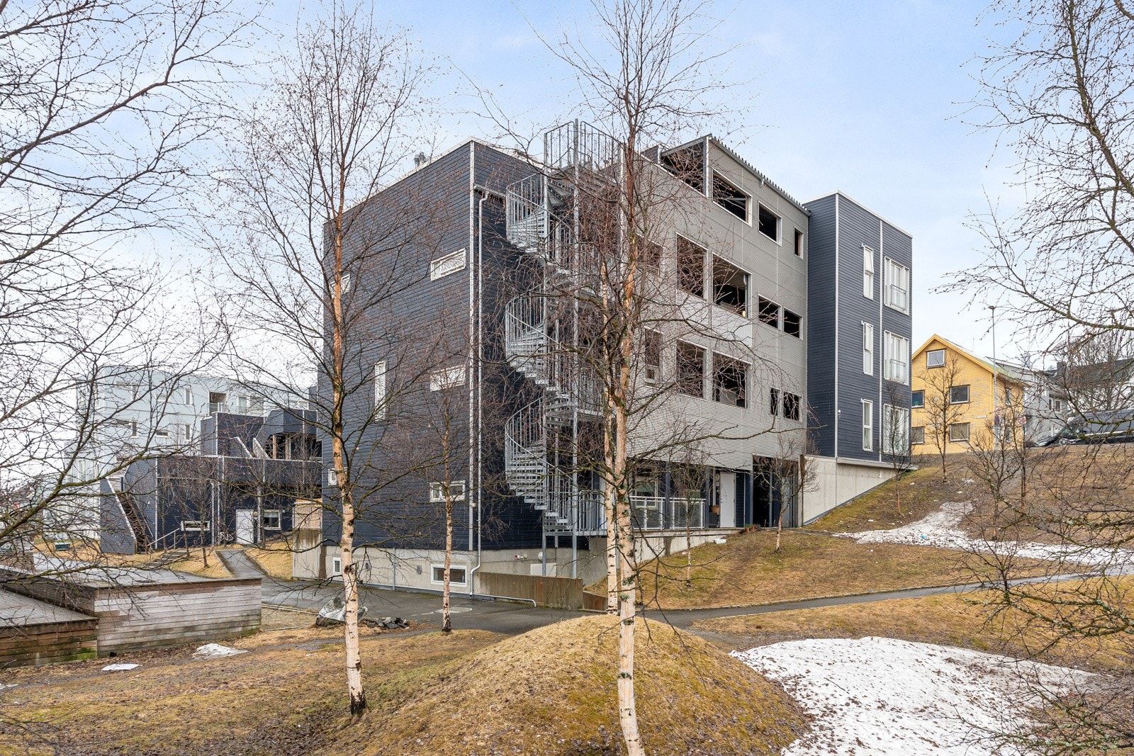 Fin, sentral og etterspurt beliggenhet på Strandkanten, med gangavstand til sentrum. Galleribilde