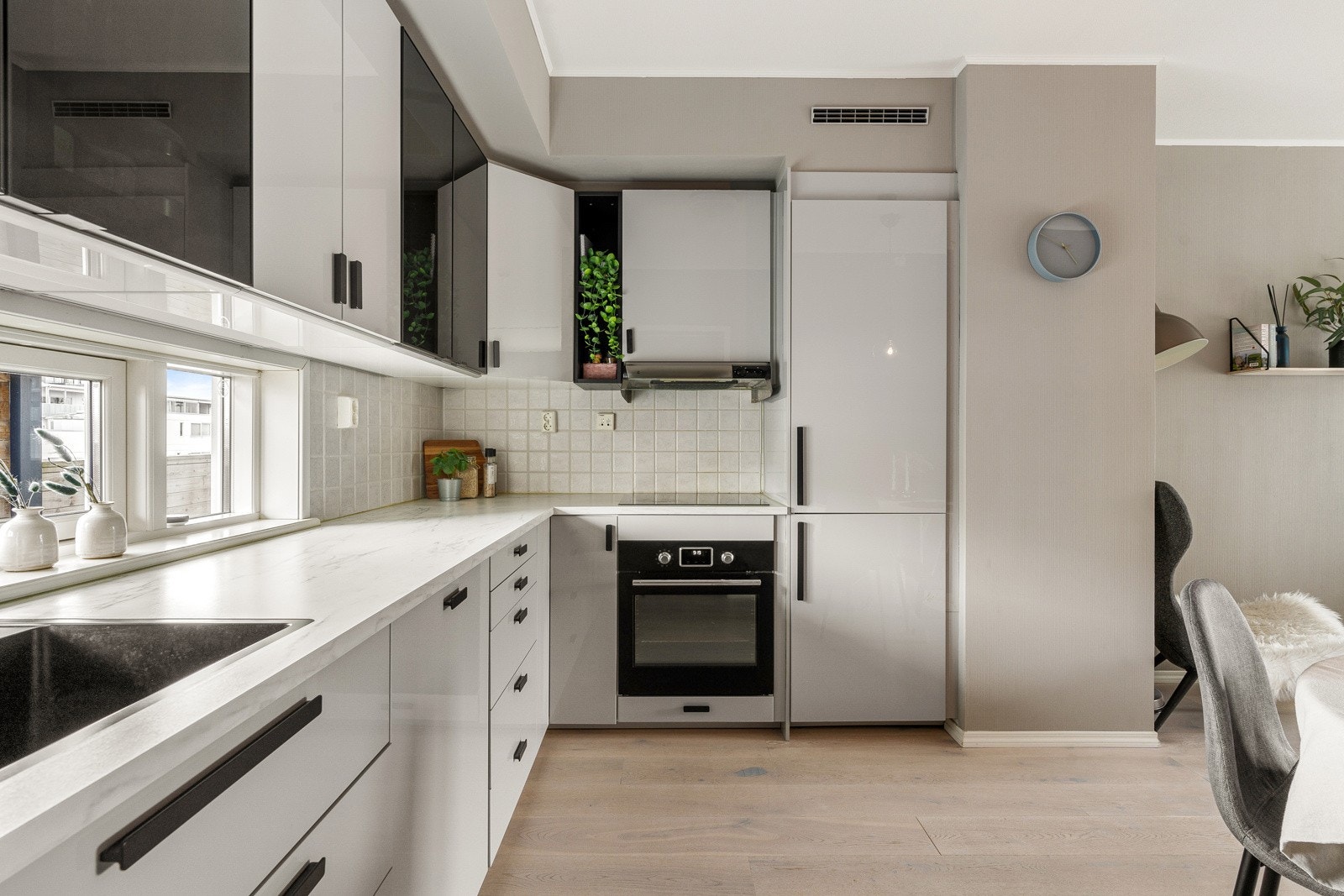 Sentrumsnær leilighet fra 2006 med fransk balkong, vannbåren varme og ingen dok.avgift. Lav fastrente 2,67% til 2032! Galleribilde