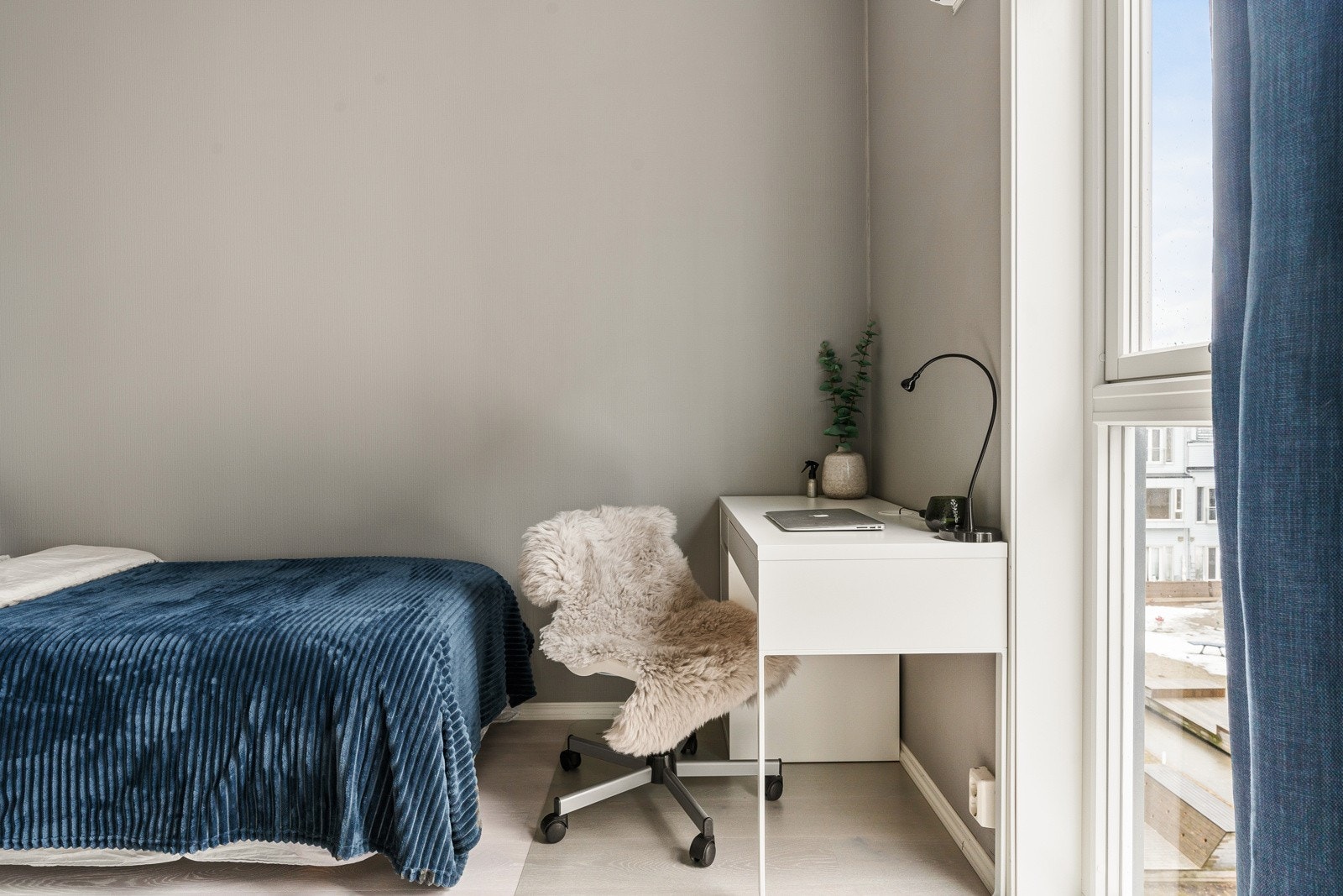 Soverommene er av god størrelse vender mot rolig bakgård Galleribilde