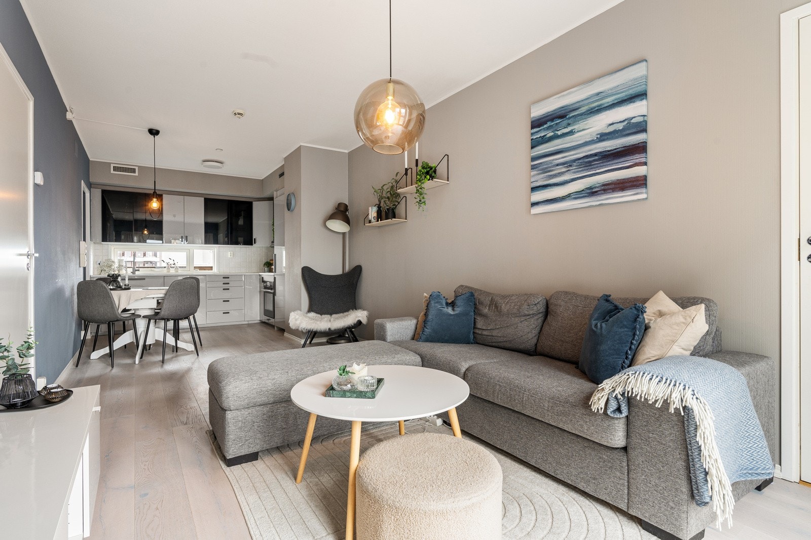 God takhøyde og åpen stue- og kjøkkenløsning, som skaper en god romfølelse Galleribilde