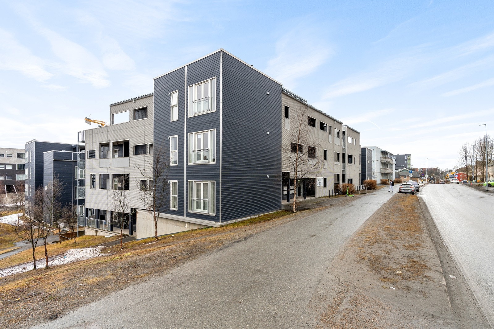 Nærmeste bussholdeplass i umiddelbar nærhet. Gode bussforbindelser med hyppige avganger til bl.a. UNN/UiT. Galleribilde