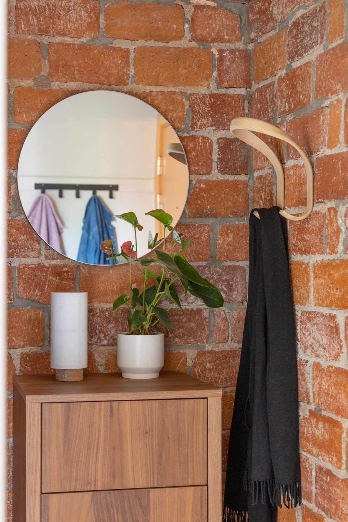 Det er både plass til å henge fra seg yttertøy og sette fra seg sko i entreen. Velkommen inn! Galleribilde