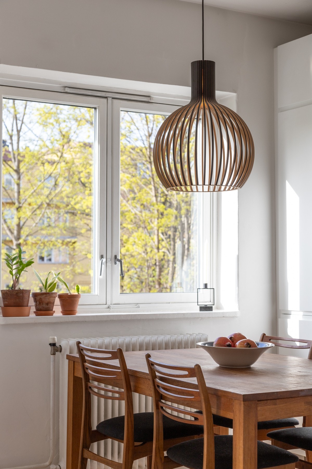 Koselige plass til spisebord ved vindusplassen Galleribilde