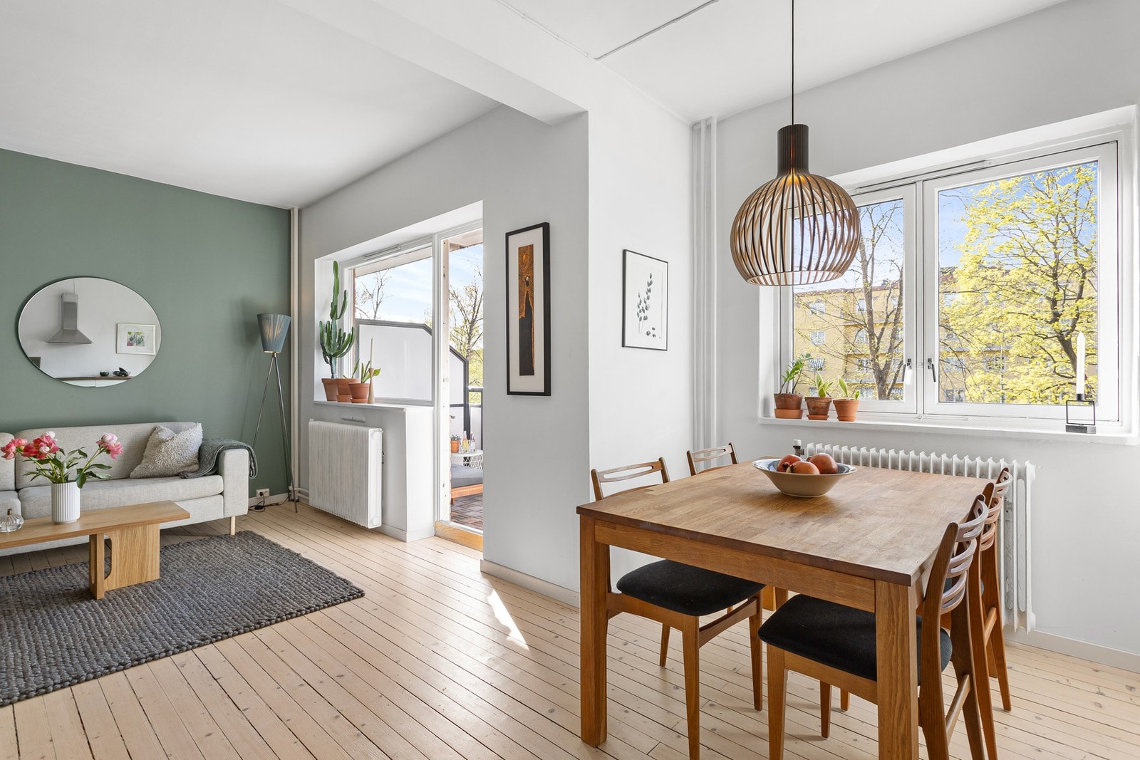 Med god takhøyde på 2,62m og de store vindusflater oppleves boligen luftig og behagelig Galleribilde