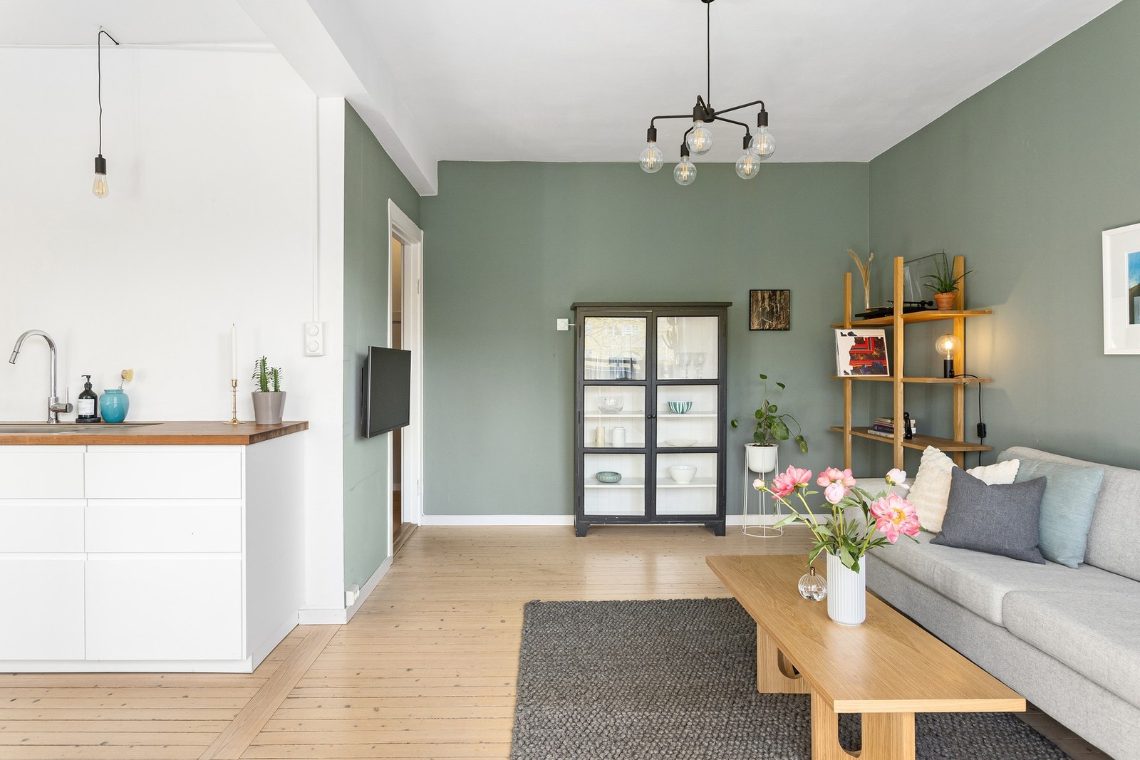 Stuen er praktisk utformet og enkel å møblere Galleribilde