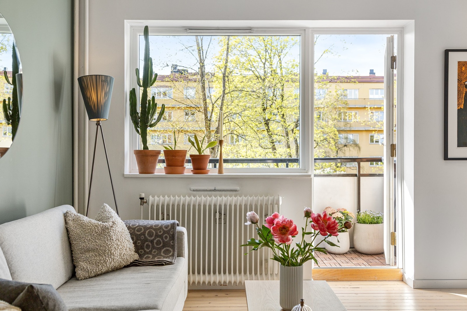 På sommerhalvåret blir balkongen som en deilig utvidelse av leiligheten med store vinduer fra stuen Galleribilde