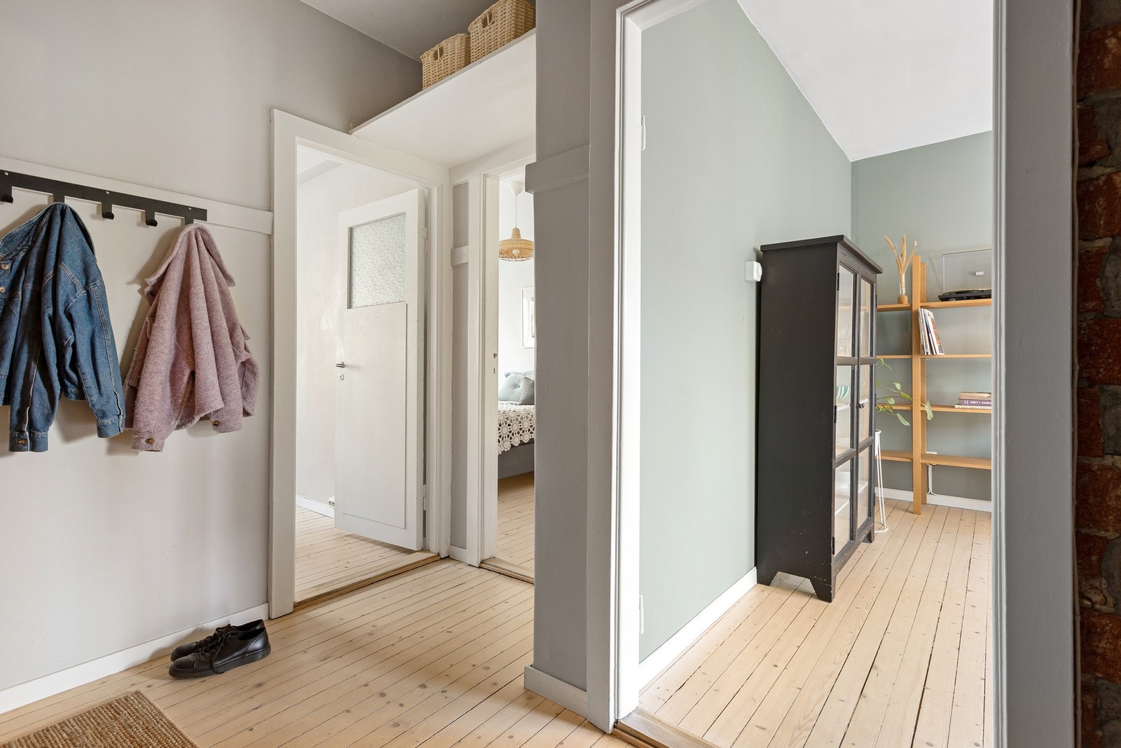 Boligen har to soverom mot øst med vinduer mot en rolig og lite trafikkert gate Galleribilde