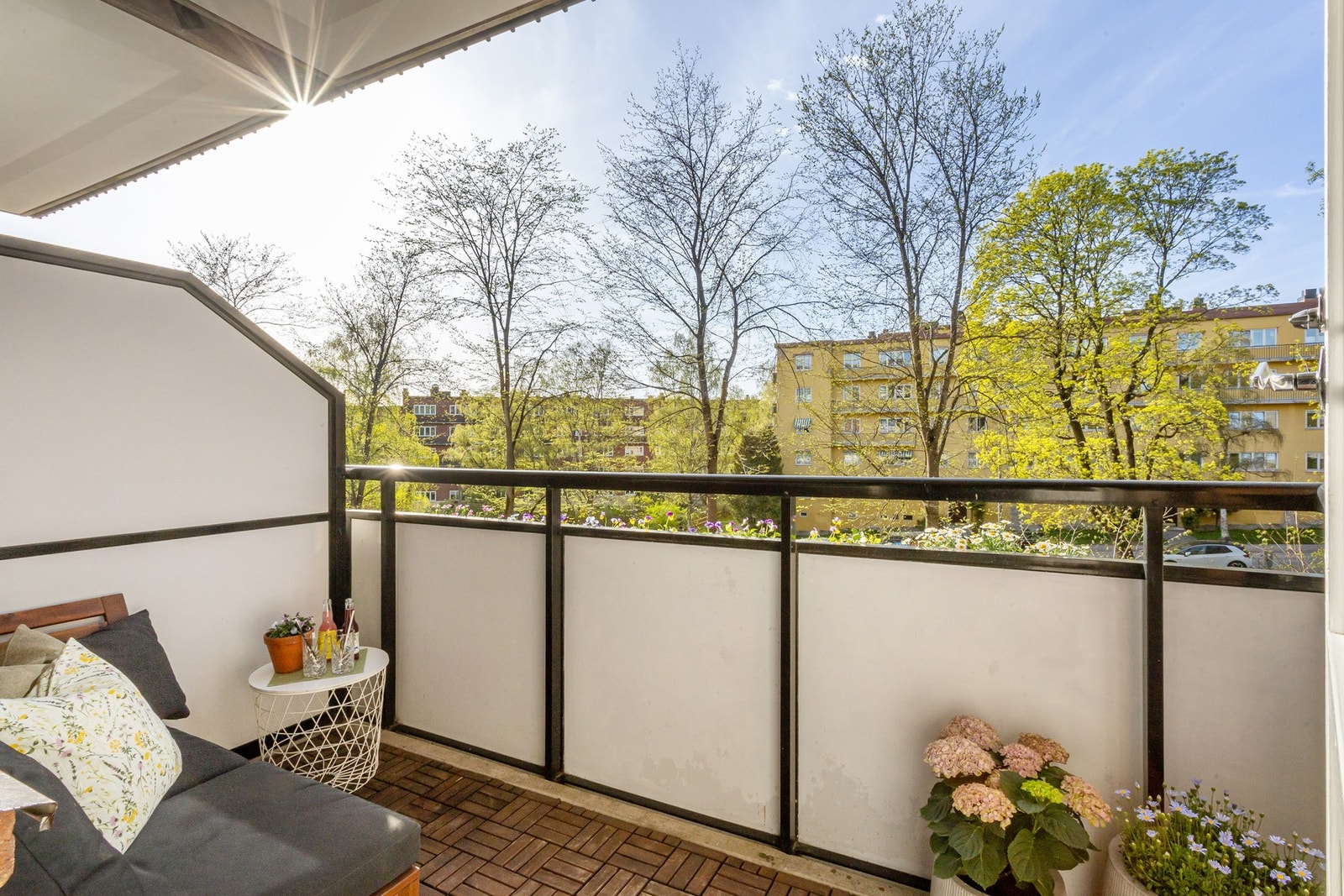 Leiligheten har en romslig vestvendt balkong med flotte solforhold på ettermiddag og kveld Galleribilde