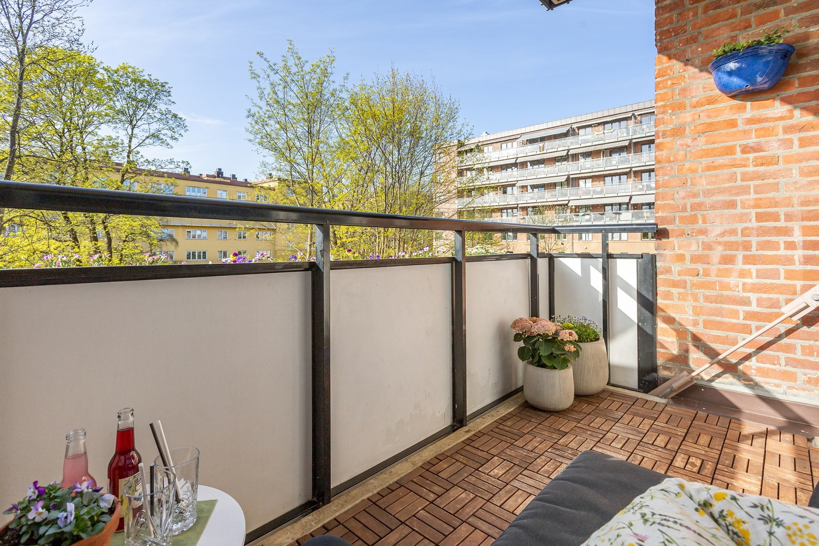 Balkongen er på ca 5 kvm og har god plass til en koselig lounge og grill Galleribilde