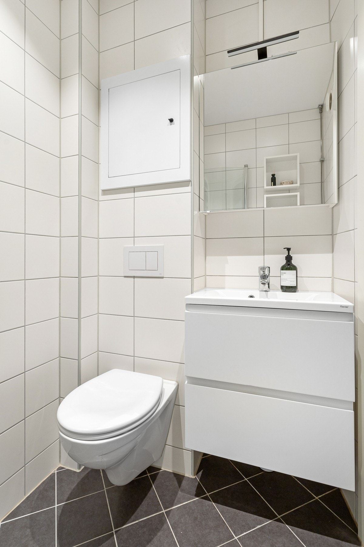 Gode oppbevaringsmuligheter i skuffeinnredning og speilskap Galleribilde