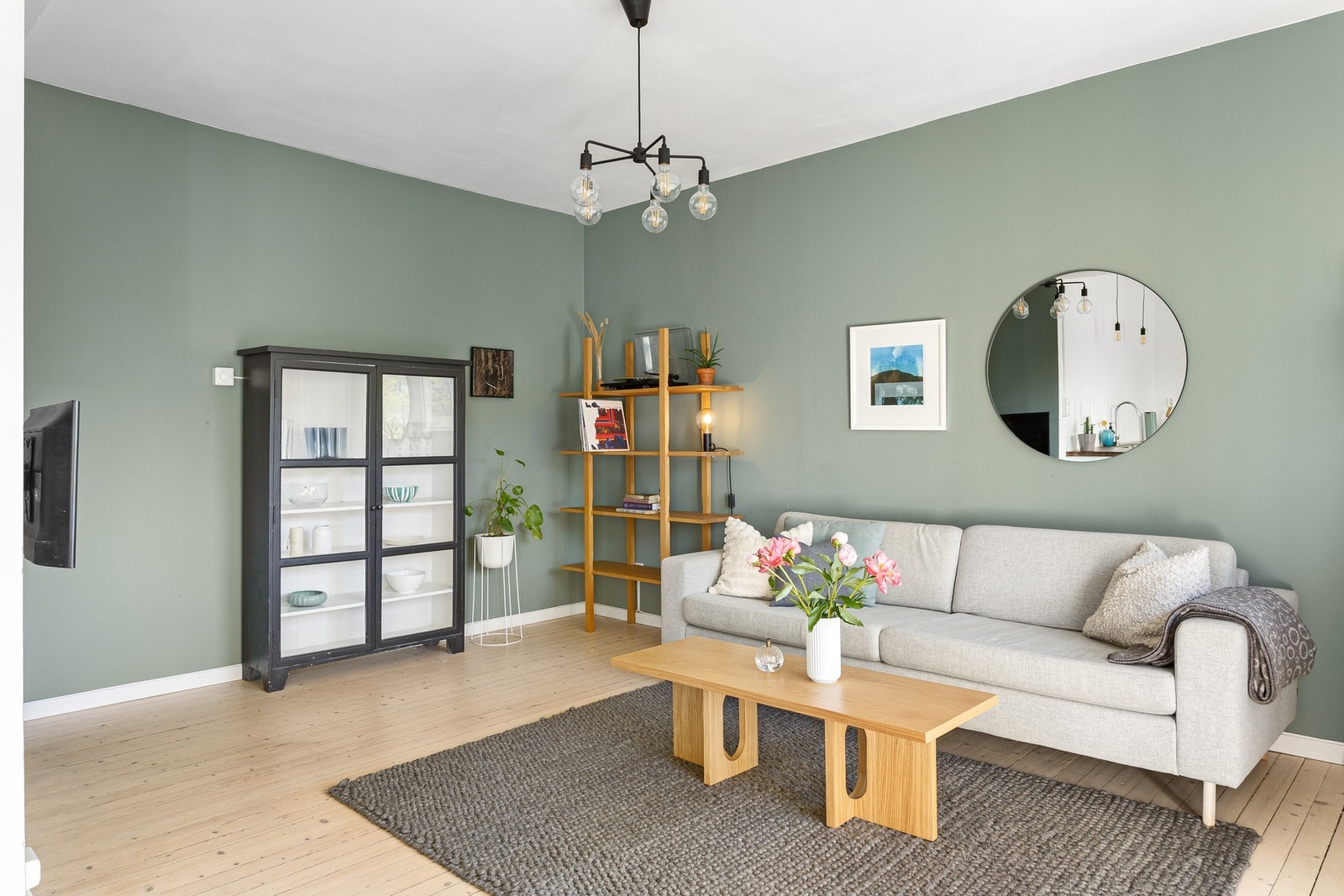 Her er det stor plass til både en stor sofa, tv-møblement og bokhyller eller vitrineskap Galleribilde