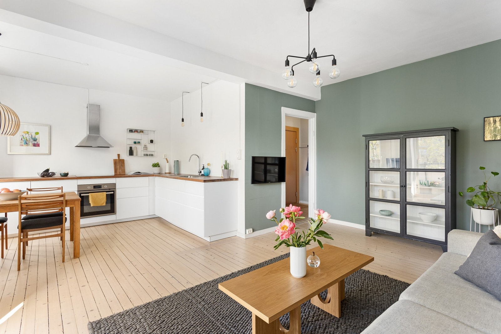 Stuen og kjøkkenet er i en sosial, åpen løsning Galleribilde