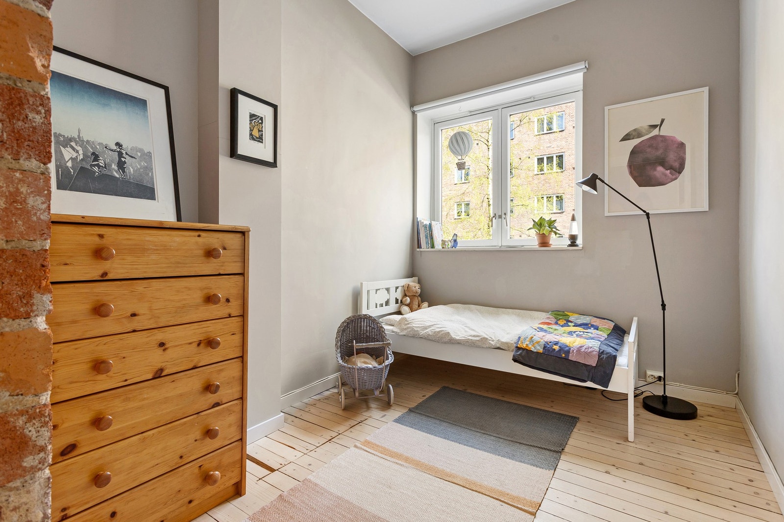 Soverom to er et anvendelig rom med plass til seng og garderobeløsning Galleribilde