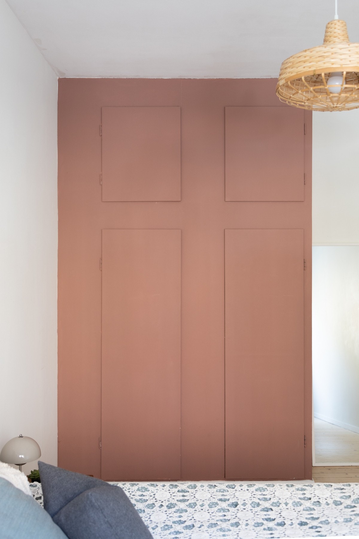 Plassbygde garderobeskap med god lagringsplass Galleribilde