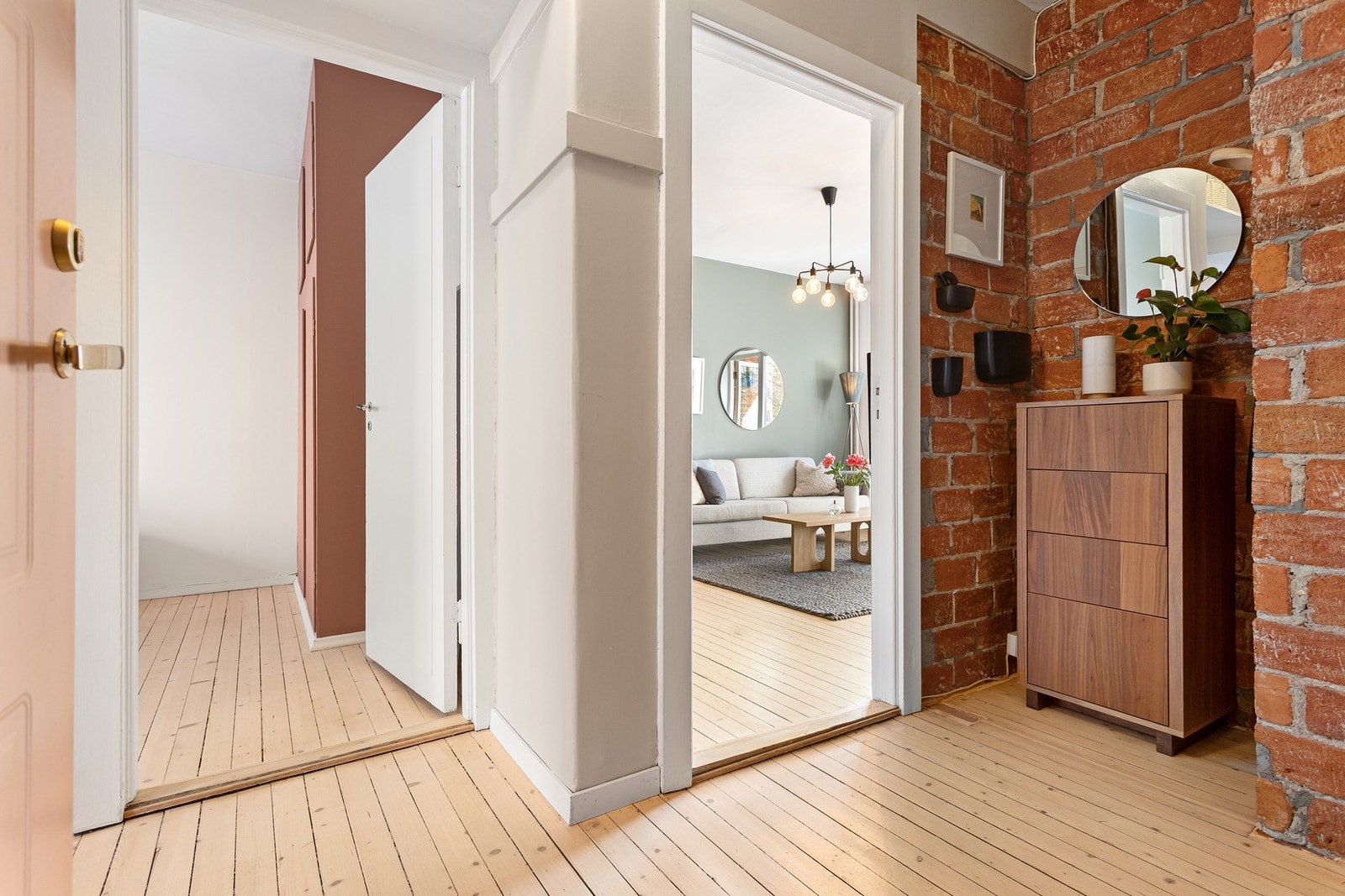 Entreen er lys og åpen hvor teglsteinen igjen er eksponert og gjort pen Galleribilde