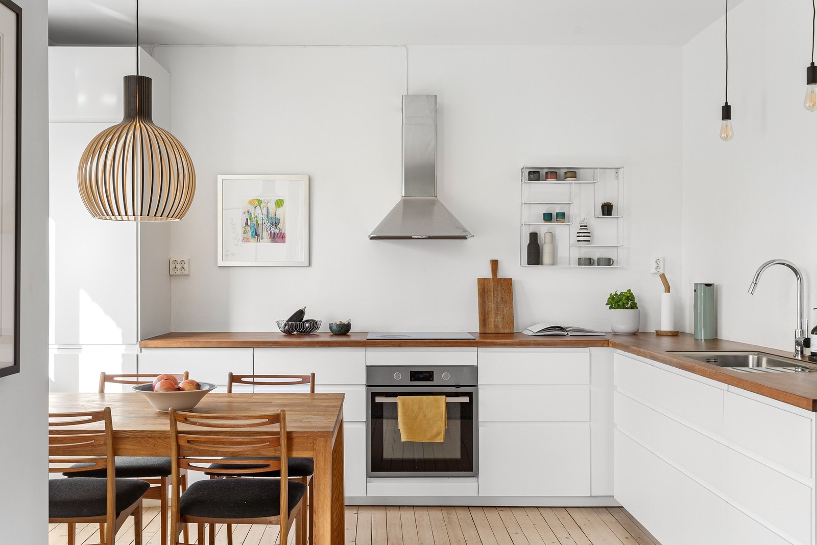 Boligen er gjennomgående og har et stort og delikat kjøkken mot stuen Galleribilde