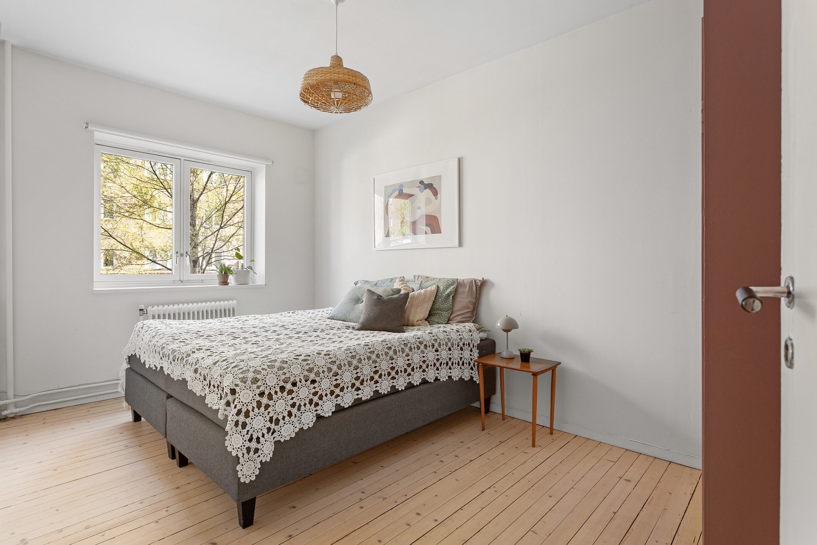 Hovedsoverommet er svalt og behagelig med god plass til en stor dobbeltseng og garderobeskap Galleribilde