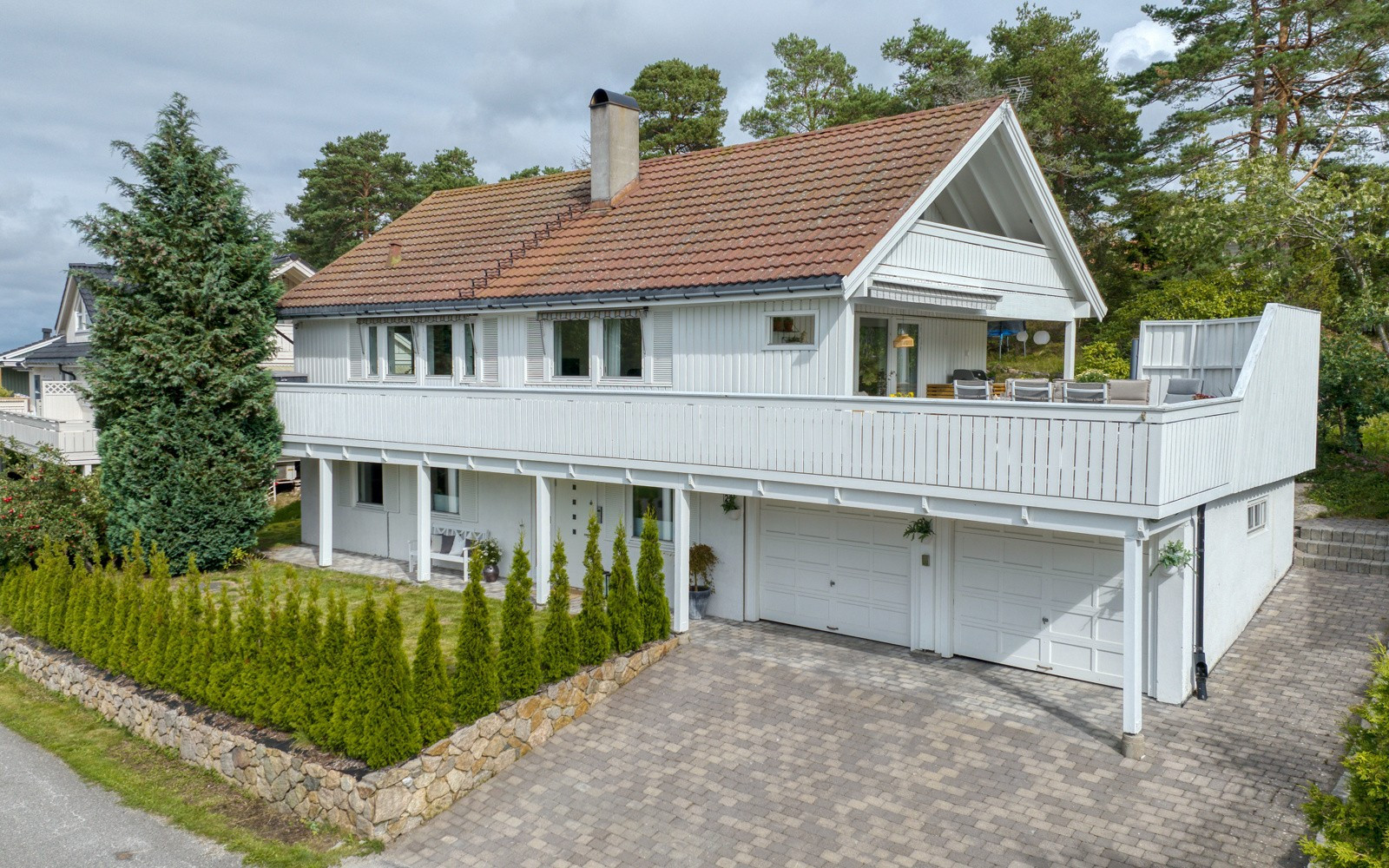 Innholdsrik fin familiebolig over 3 plan med 5 soverom og 2 bad. Stor terrasse og dobbelgarasje. Solrikt og romslig tomt