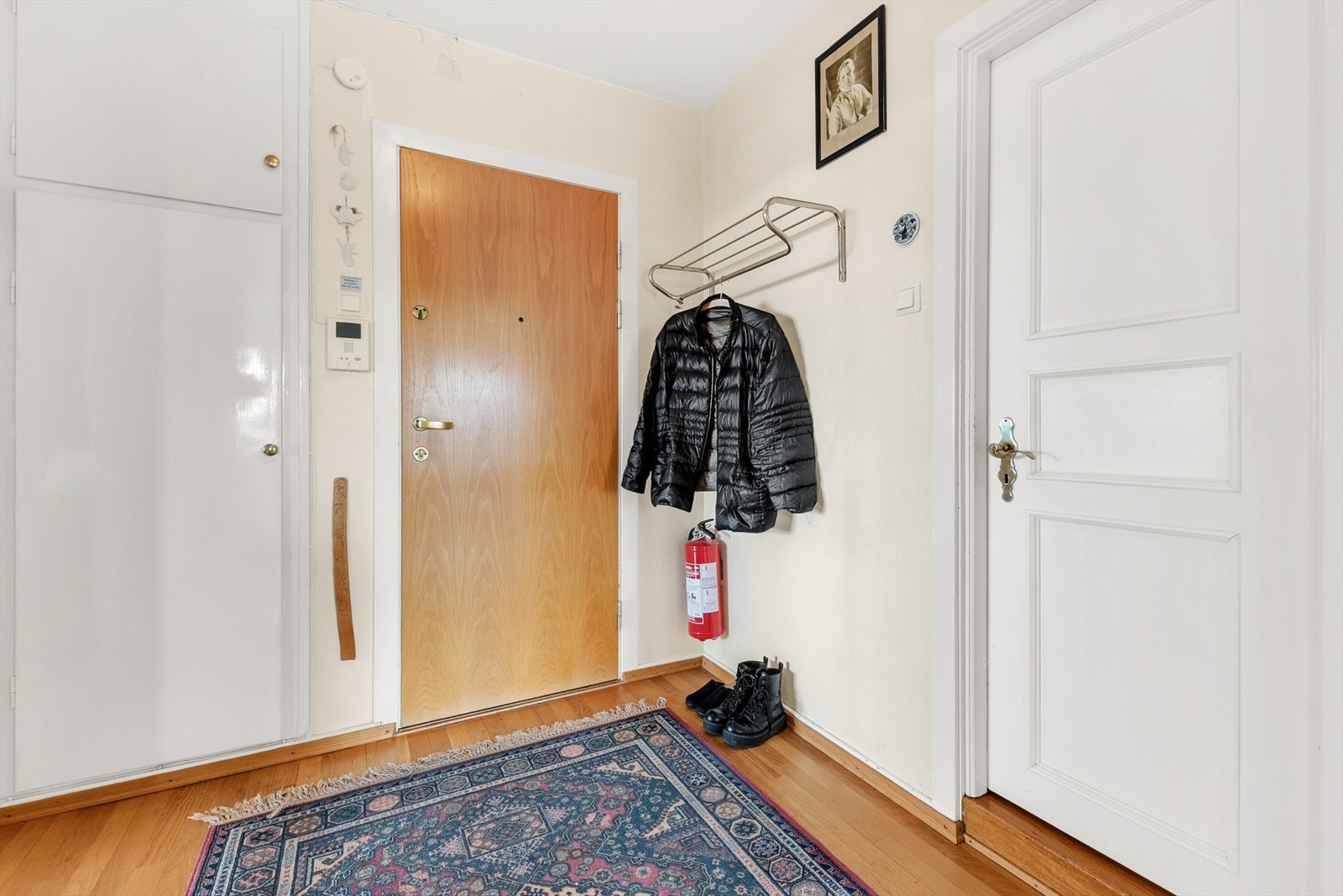 Entré med lagringsmuligheter for yttertøy Galleribilde