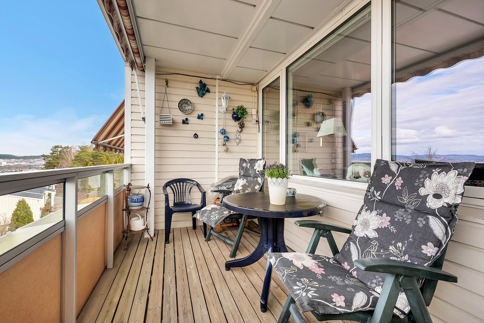 Inviterende terrasse, perfekt for sosiale sammenkomster. Galleribilde