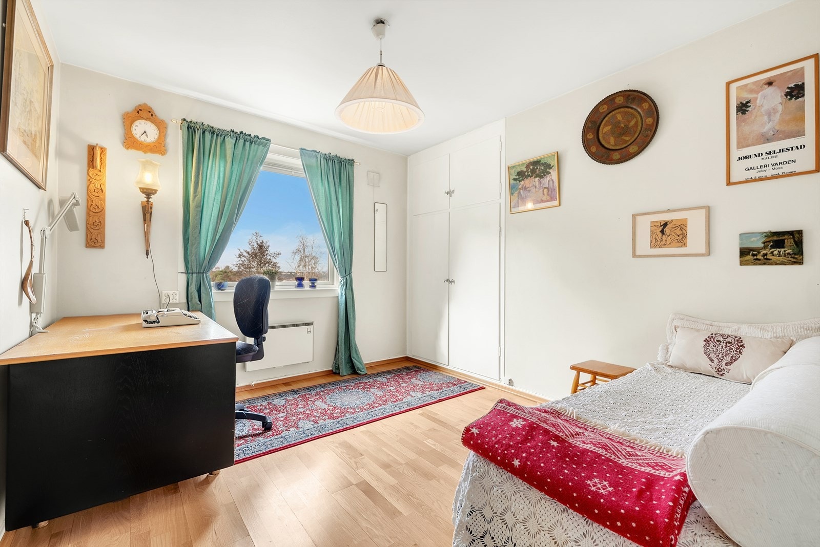 Lyst arbeidsrom med funksjonelle lagringsløsninger. Galleribilde