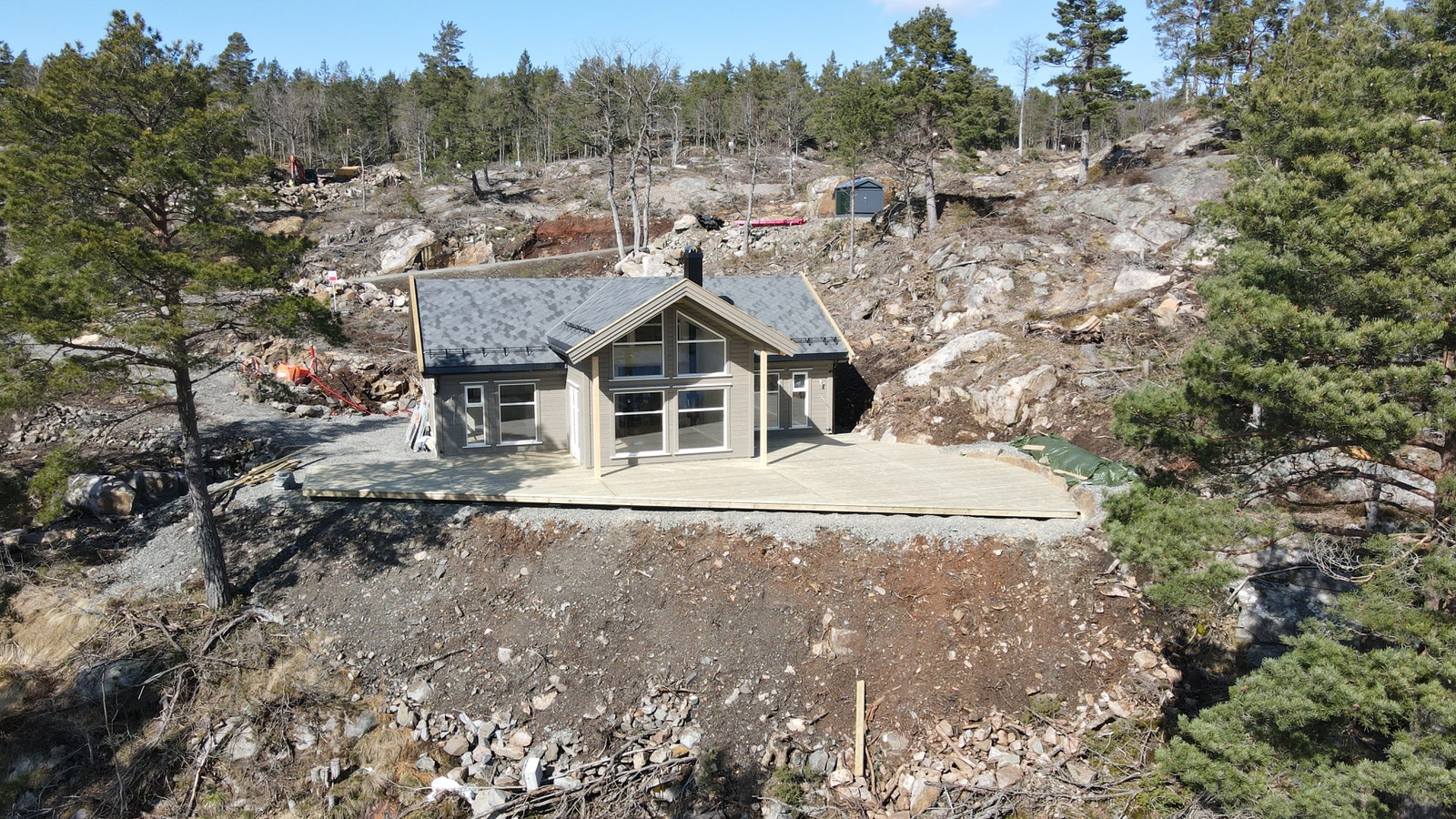 På terrassen vil det bli montert glassrekkverk og jacuzzi før overtakelse. Skråninger og øvrige uteområder blir ryddet og pyntet opp i disse dager. Galleribilde