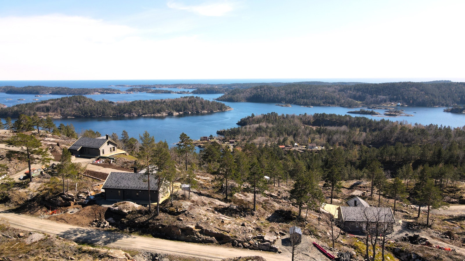 Vi bygger flere hytter for salg denne våren. Tomt 119 er til høyre i bildet. Galleribilde