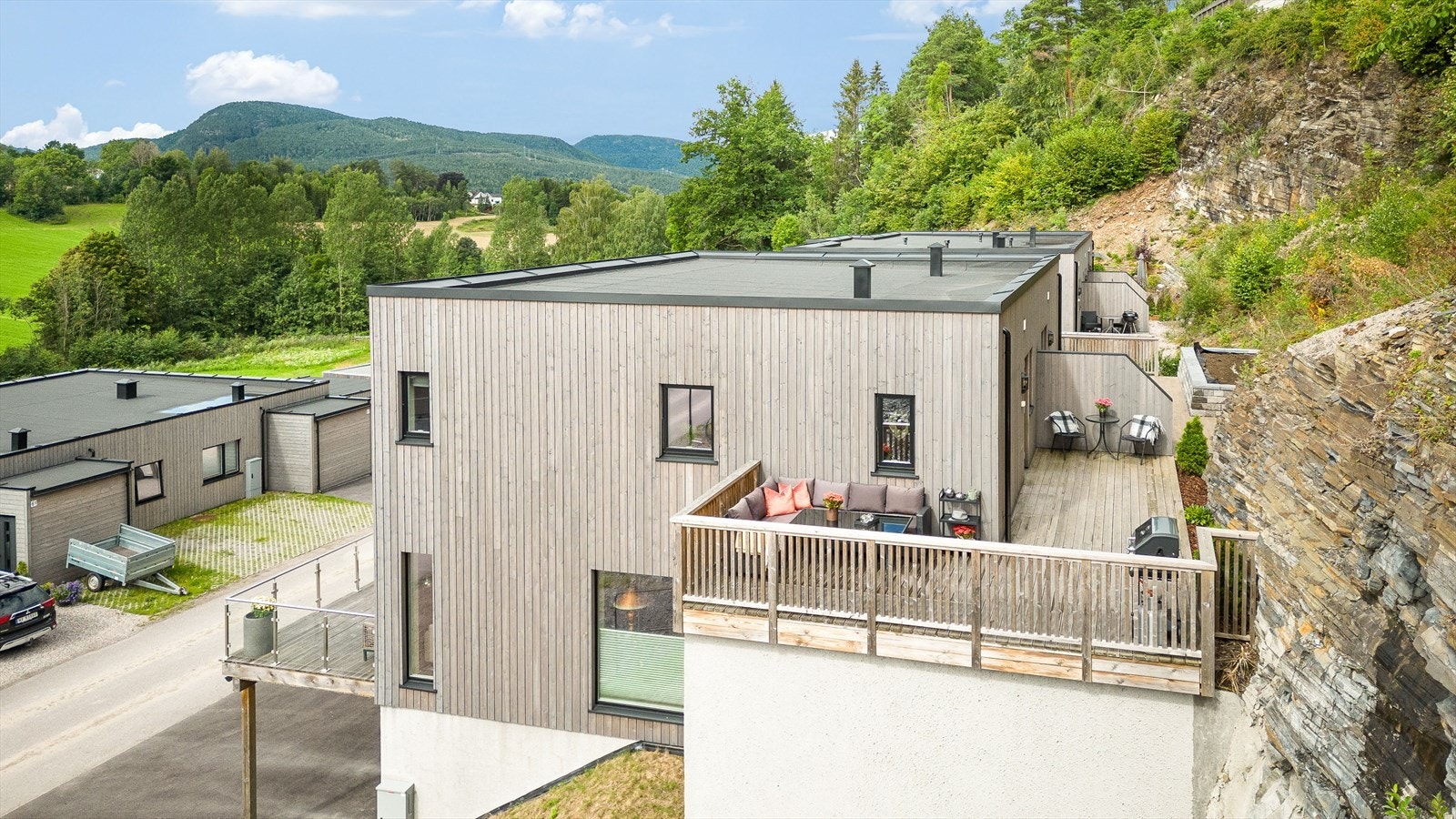 Denne lekre boligen har flere hyggelige og solrike uteplasser Galleribilde