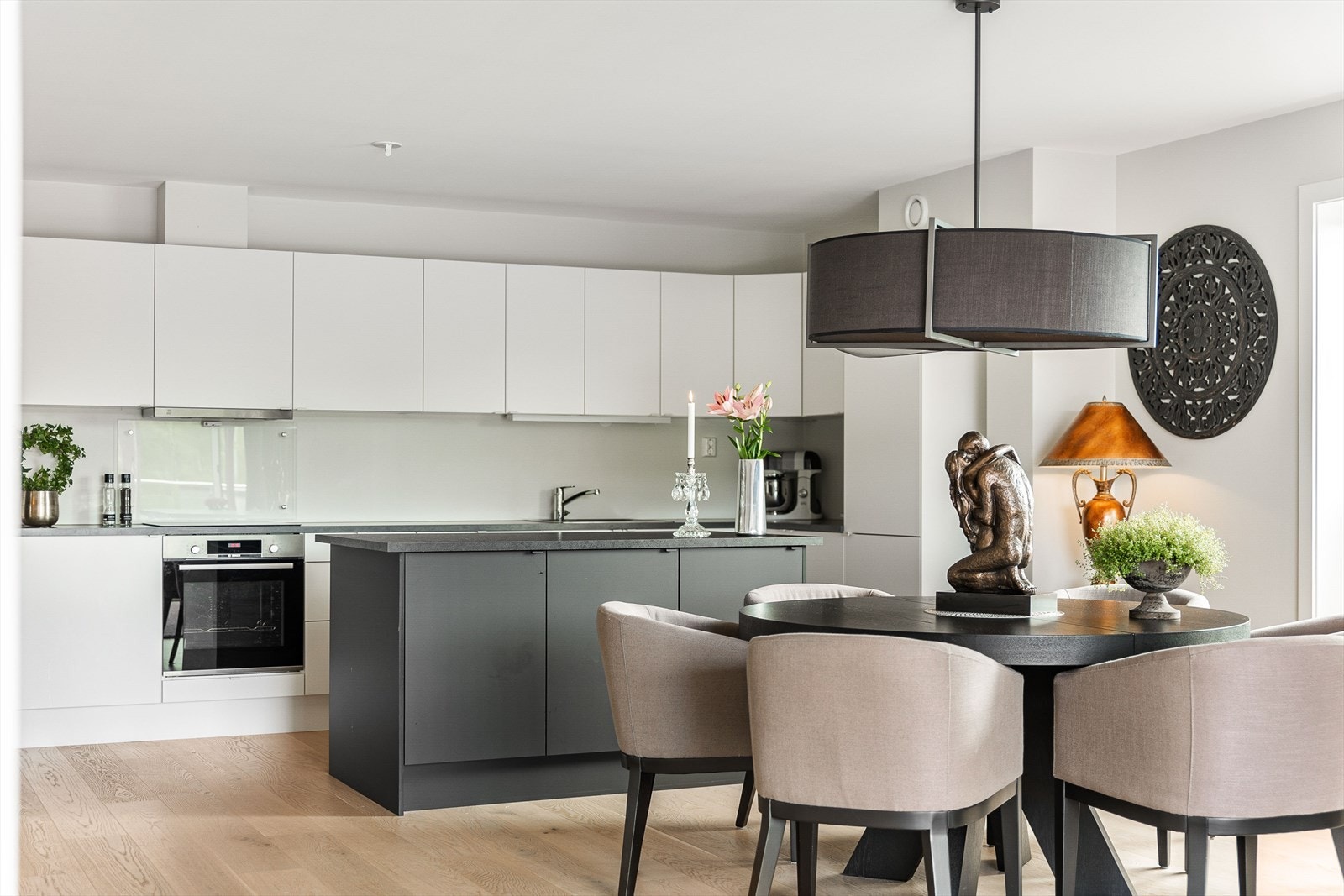 Stilrent kjøkken med kjøkkenøy Galleribilde