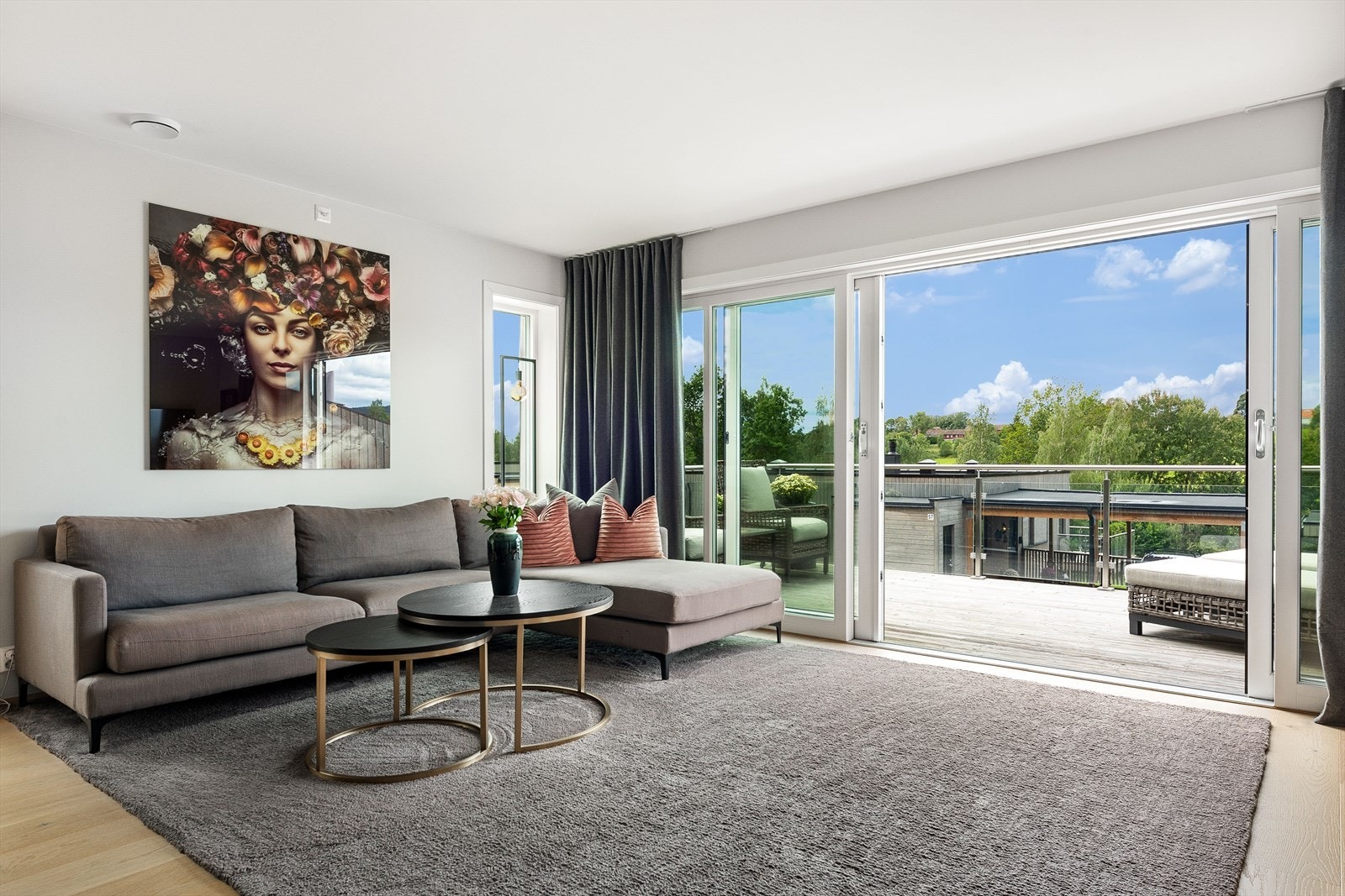 Det er god plass til stor sofagruppe og spisestue Galleribilde