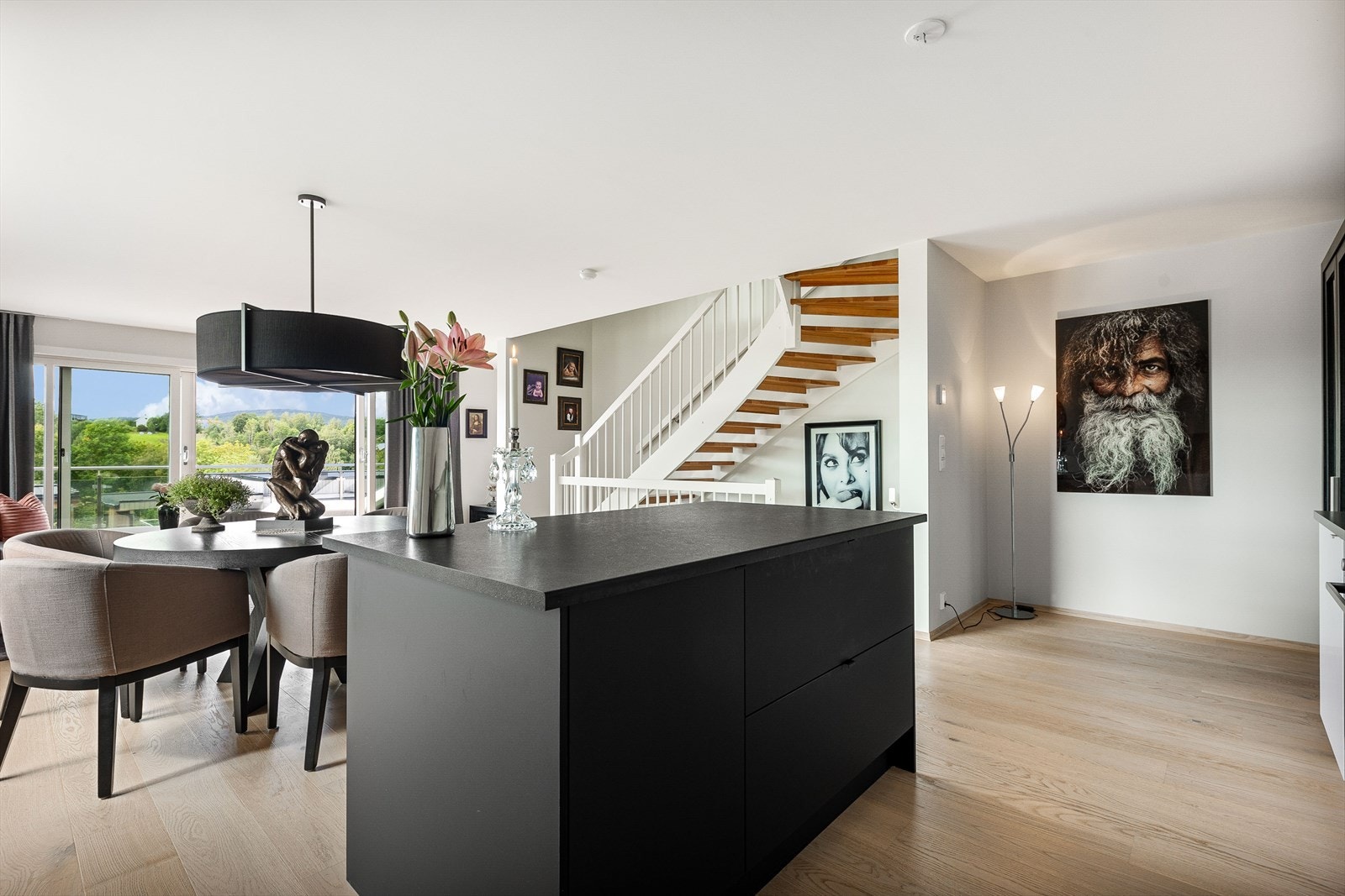 Lys og åpen stue/kjøkkenløsning Galleribilde