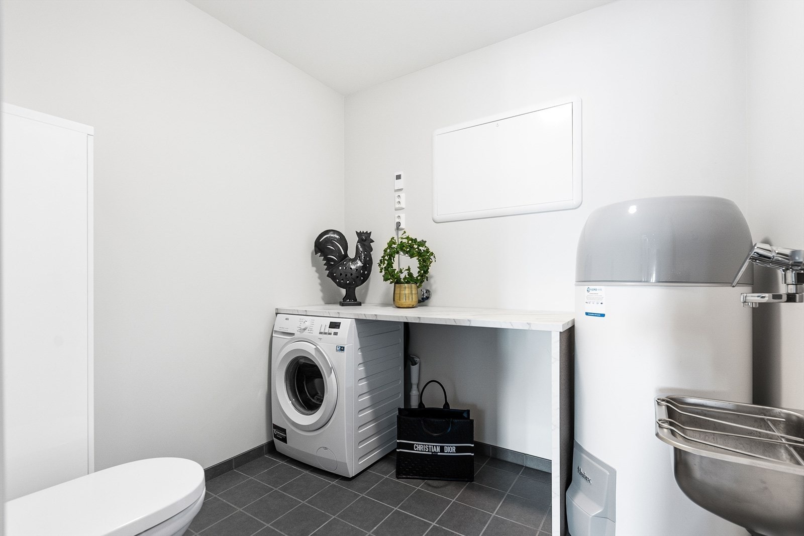 Separat vaskerom med toalett i boligens sokkeletasje Galleribilde