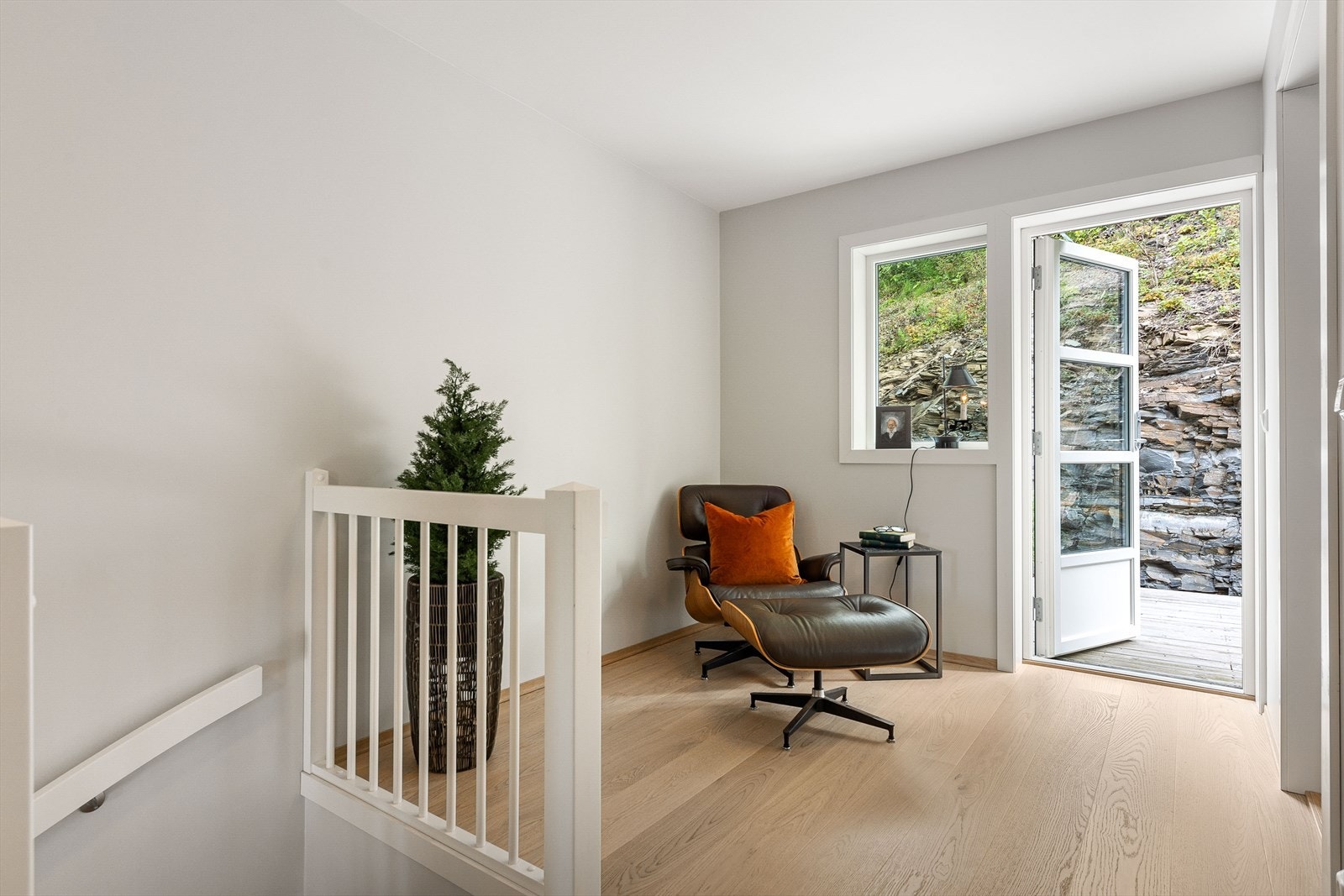 Hyggelig sitteplass i gang og adkomst til terrasse mot øst Galleribilde