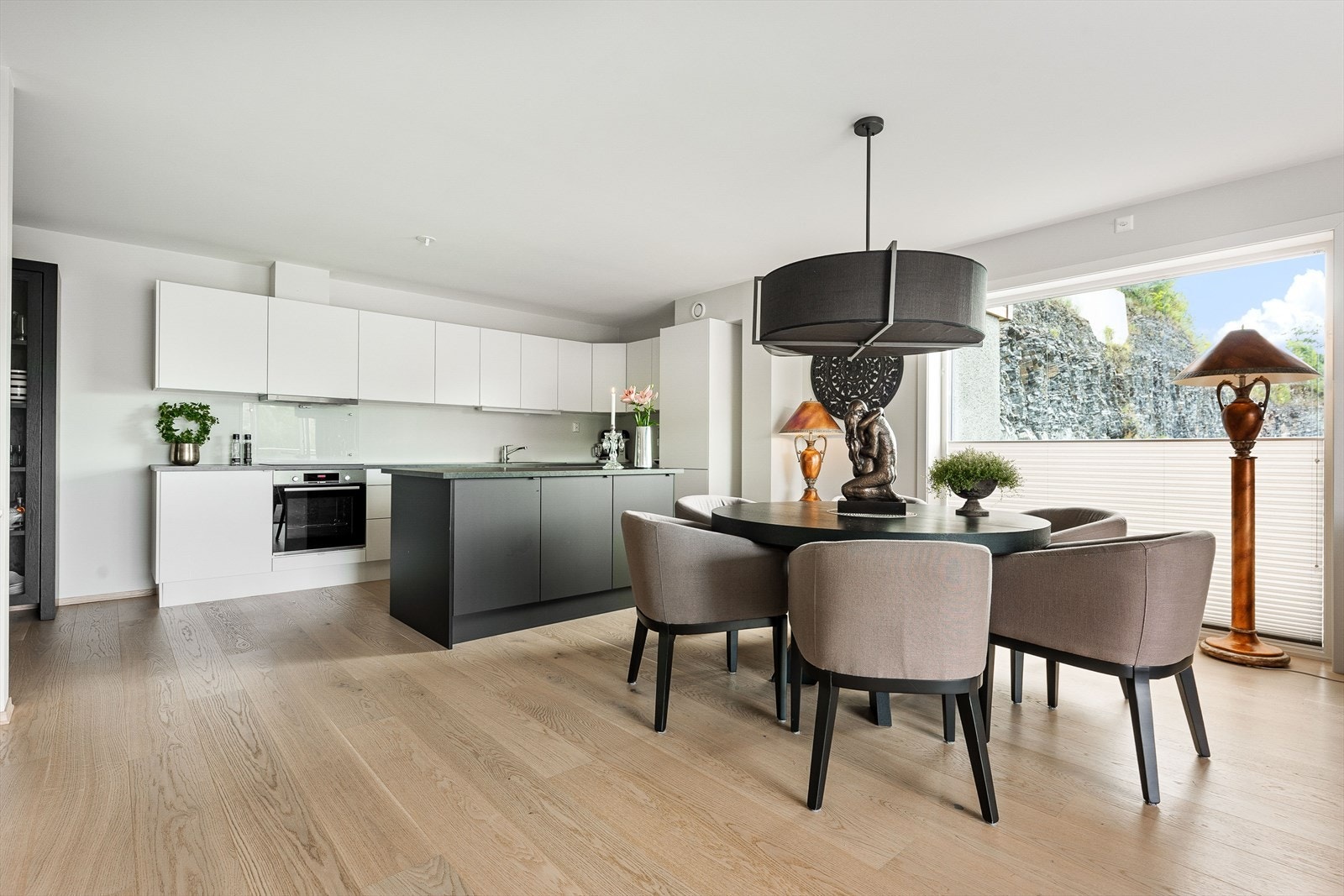 Hyggelig spisestueplass Galleribilde