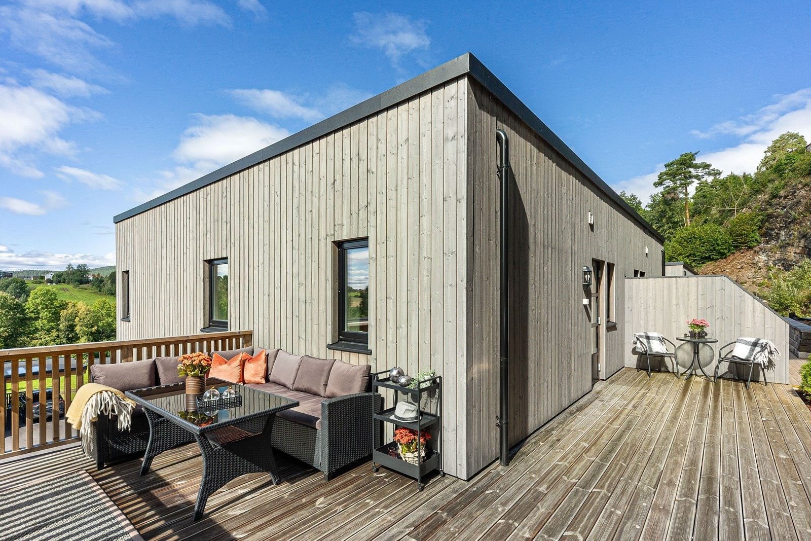 Stor sydvestvendt terrasse med god plass til flere sittegrupper - utgang fra boligens toppetasje Galleribilde