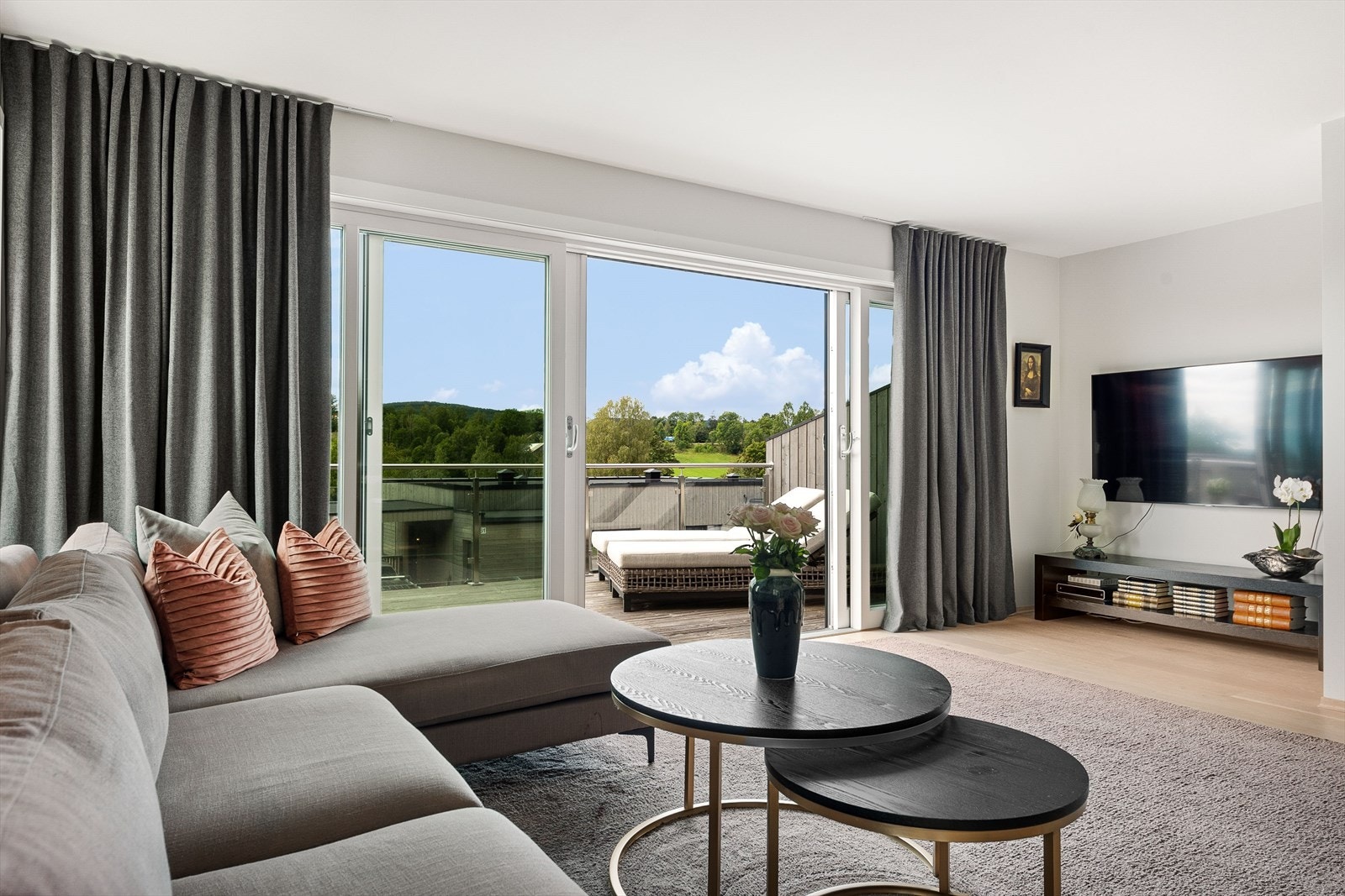 Fra stuen er det utgang til solrik terrasse Galleribilde