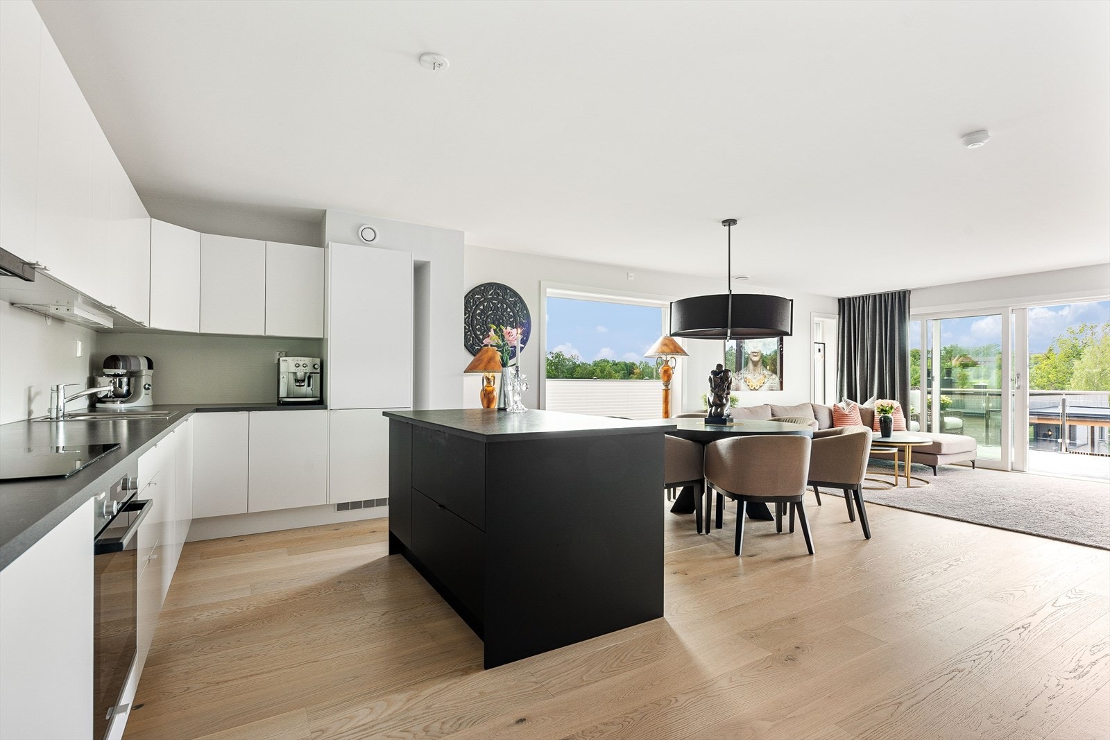 Integrerte hvitevarer medfølger: stekeovn, koketopp, oppvaskmaskin og kjøl/fryseskap Galleribilde