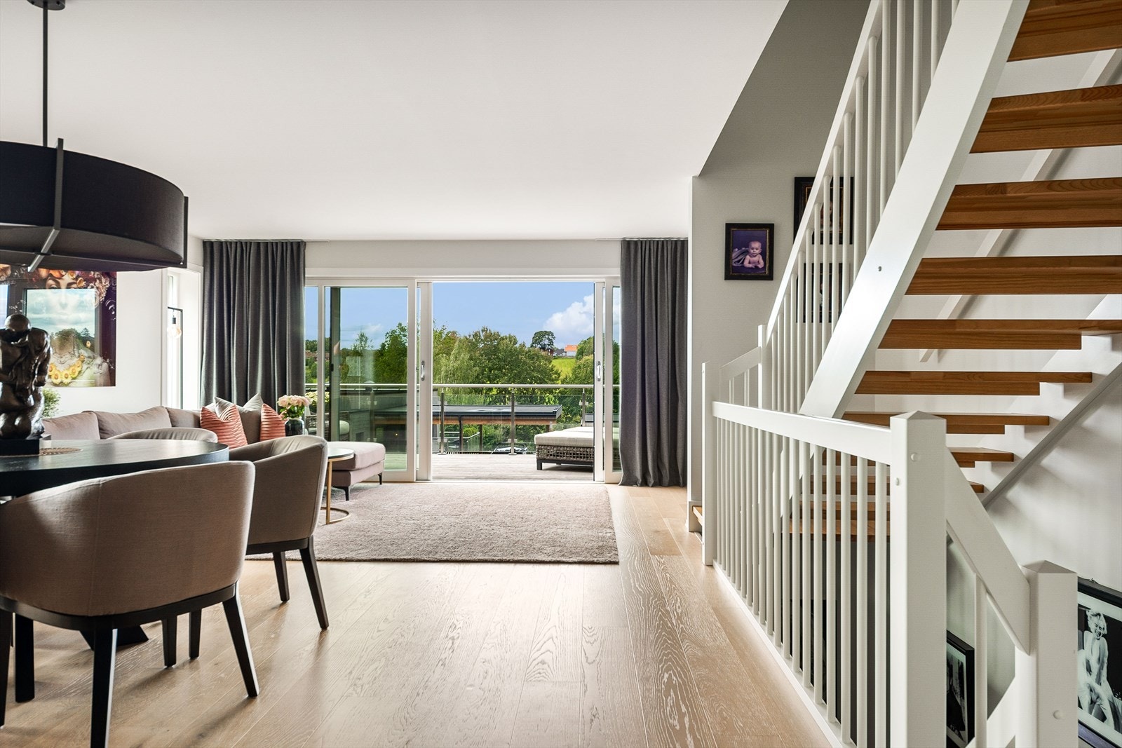 Fra stuen er det trapp opp til boligens 2. etasje Galleribilde